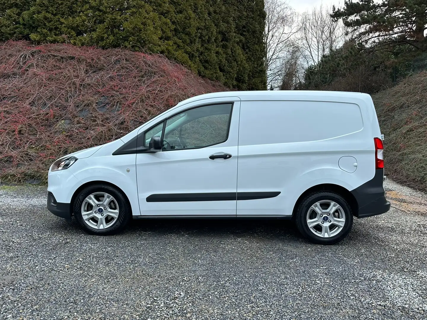 Ford Transit Courier 1.0 EcoBoost /Carnet Ford /Très bon état /.. Weiß - 2