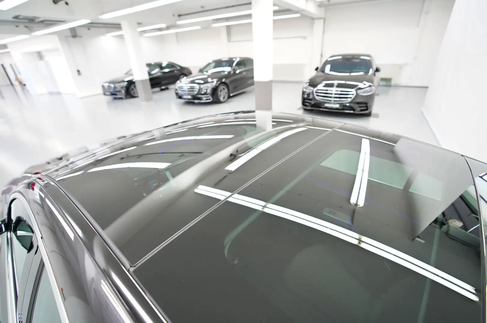 Mercedes-Benz E 220 E 220 d ! MODELL 2025 ! PANORAMA + AVANTGARDE Grijs - 2