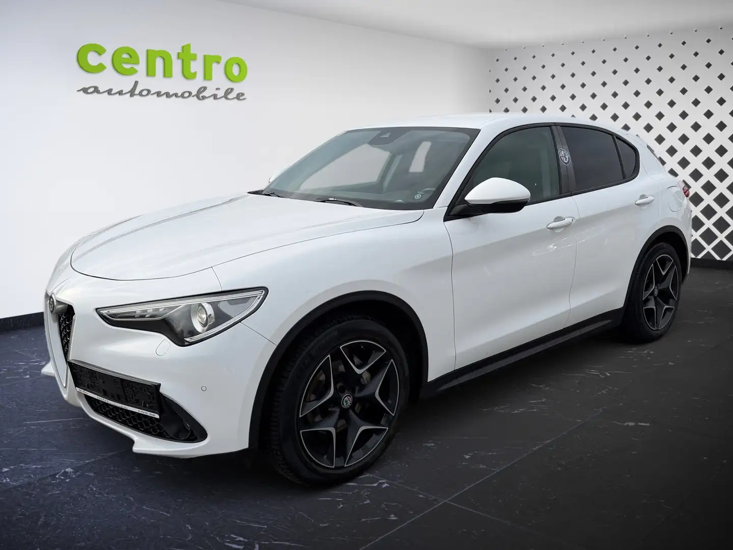 Alfa Romeo Stelvio 2,2 160 Business RWD, AHK, 8x bereift Weiß - 2