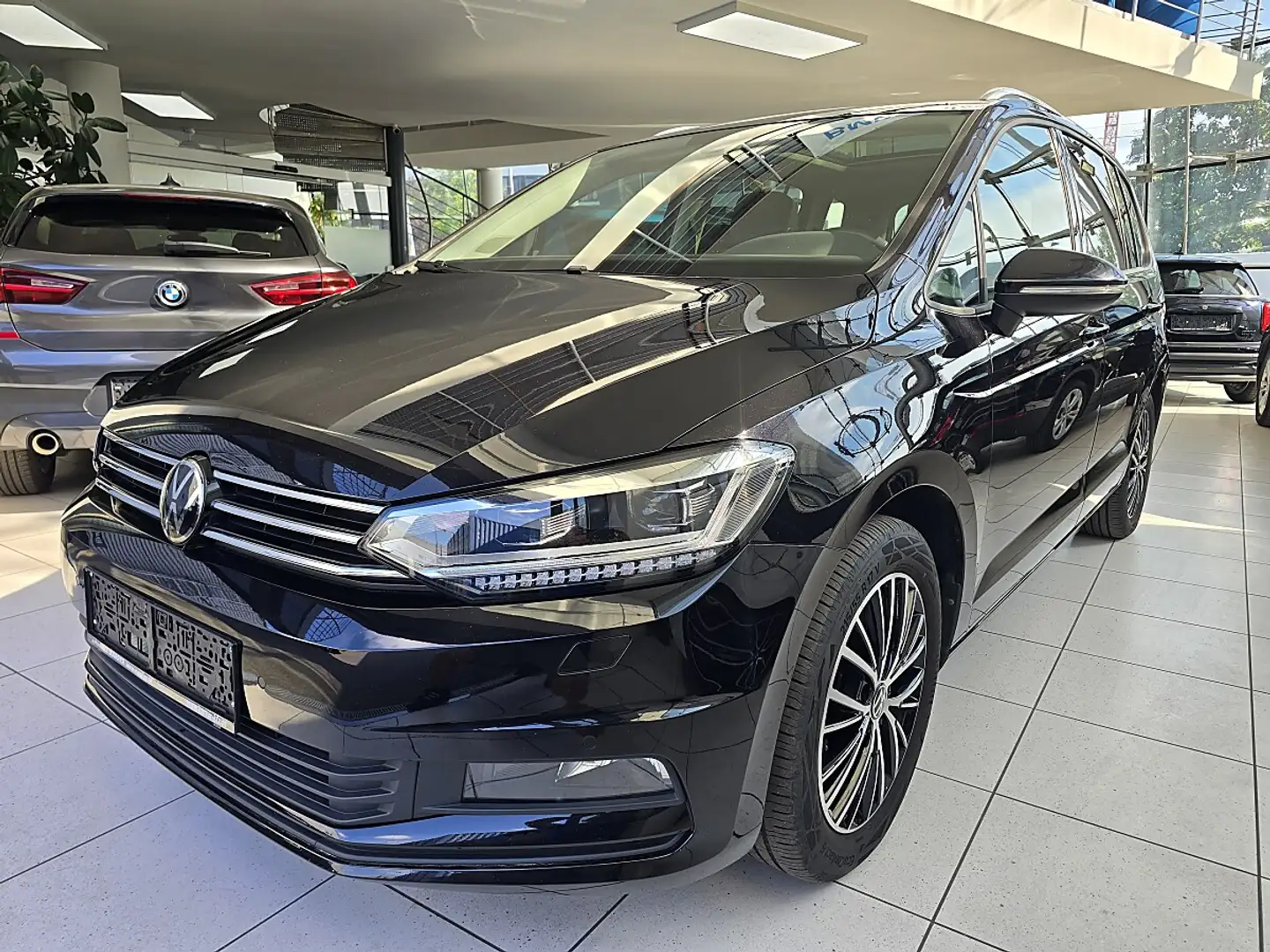 Volkswagen Touran 1,5 TSI Comfortline BMT 7-sitzer/AHK elektrisch... Schwarz - 1