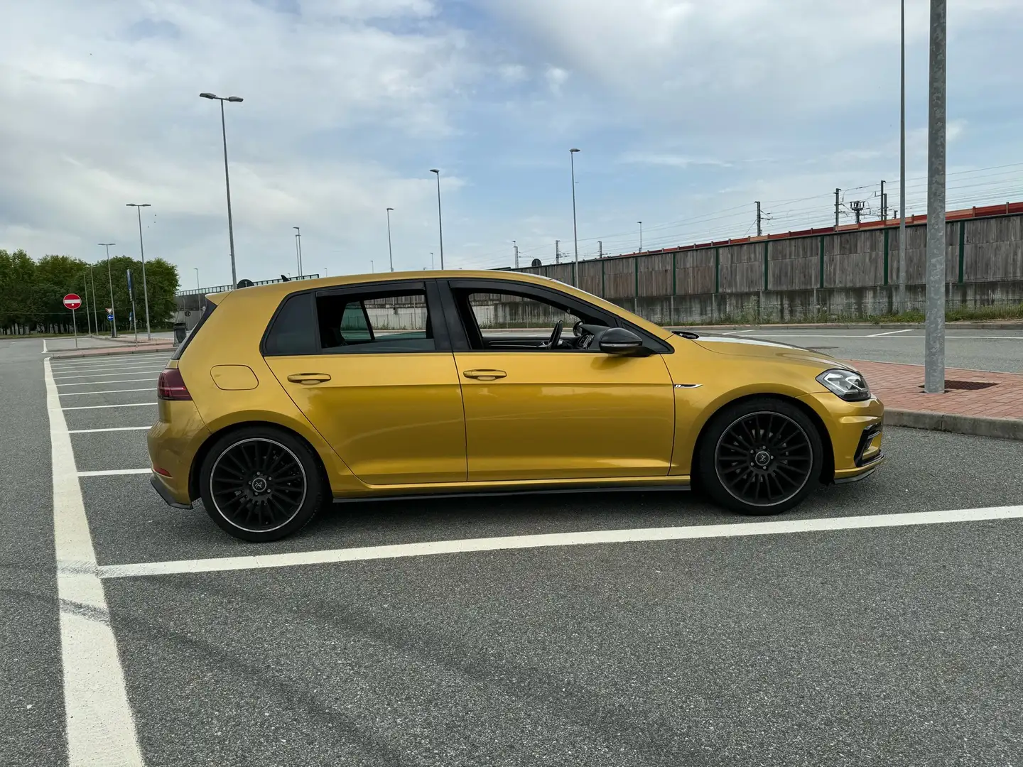 Volkswagen Golf 5p 1.6 tdi Sport 115cv dsg Złoty - 2