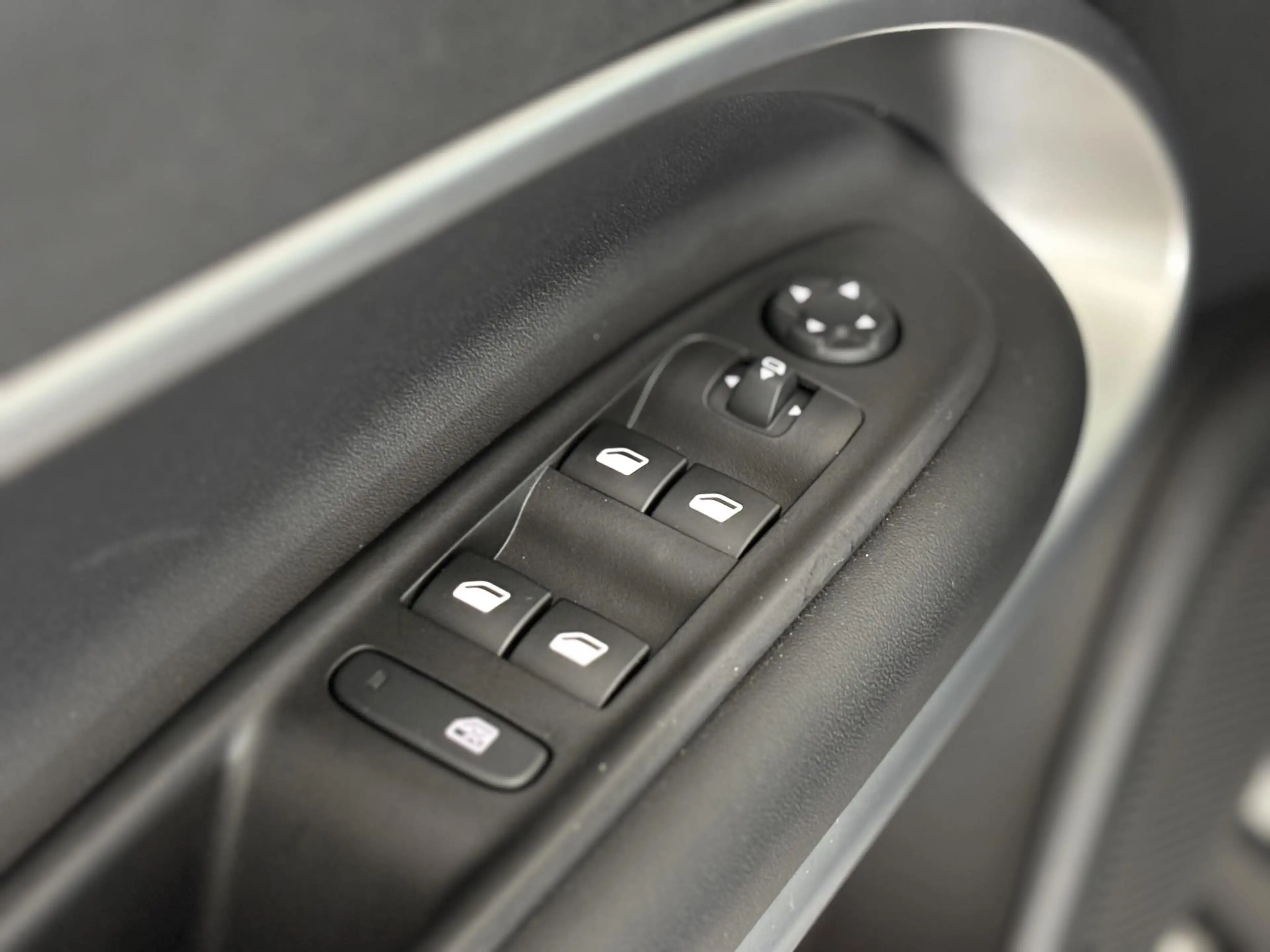 Jeep Avenger 1.2 e-Hybrid Summit | Apple/Android | Panoramadak — photo 19