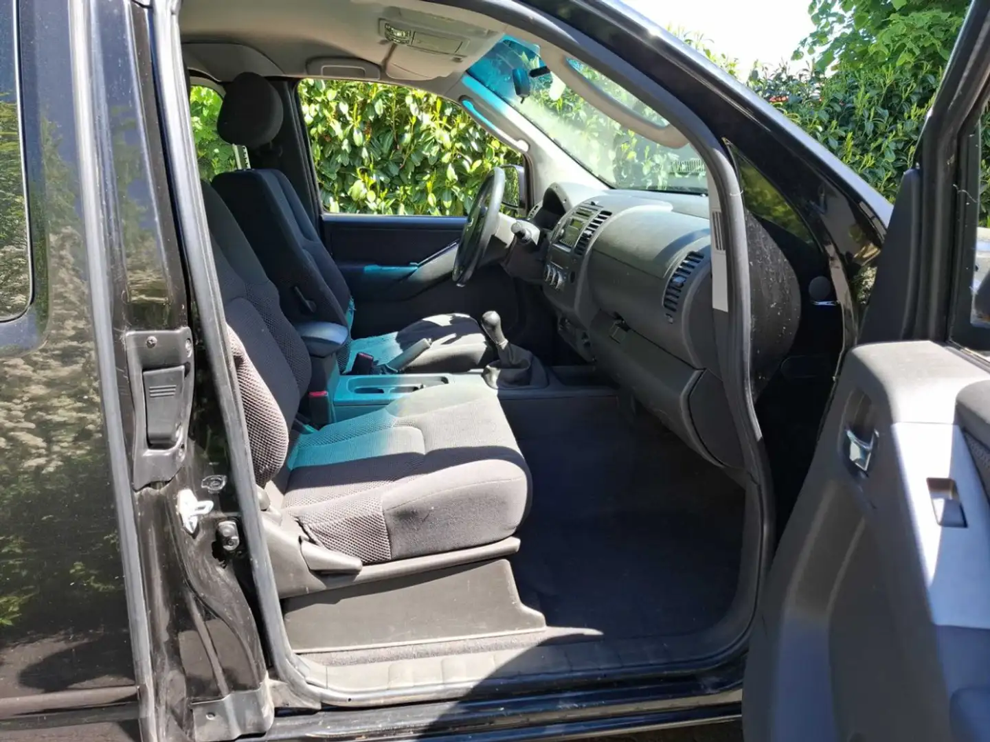 Nissan Navara 2.5 dCi 174 ch King Cab Confort GAR 1 AN l - 2