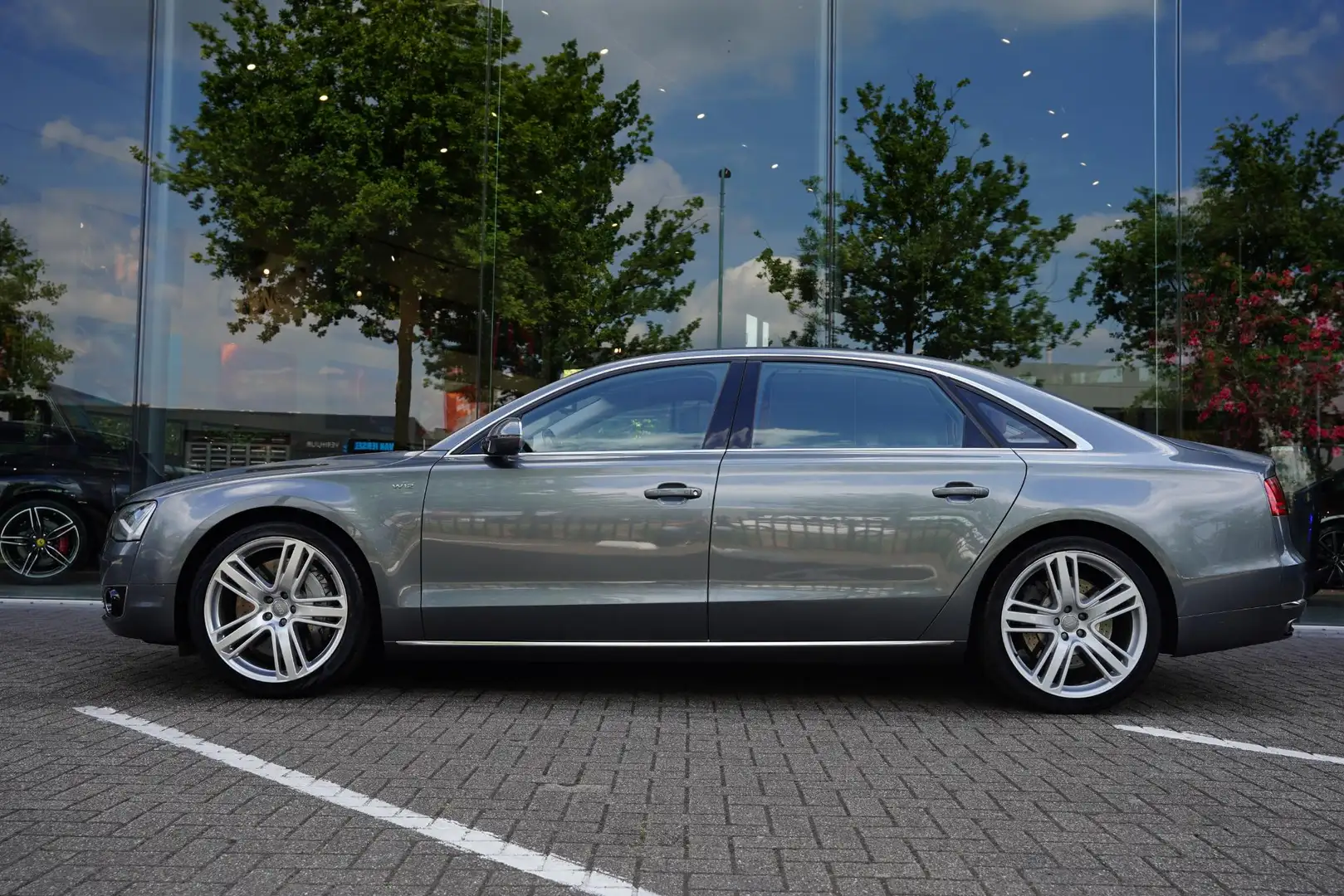 Audi A8 6.3 W12 Quattro Lang Exclusive Grijs - 2