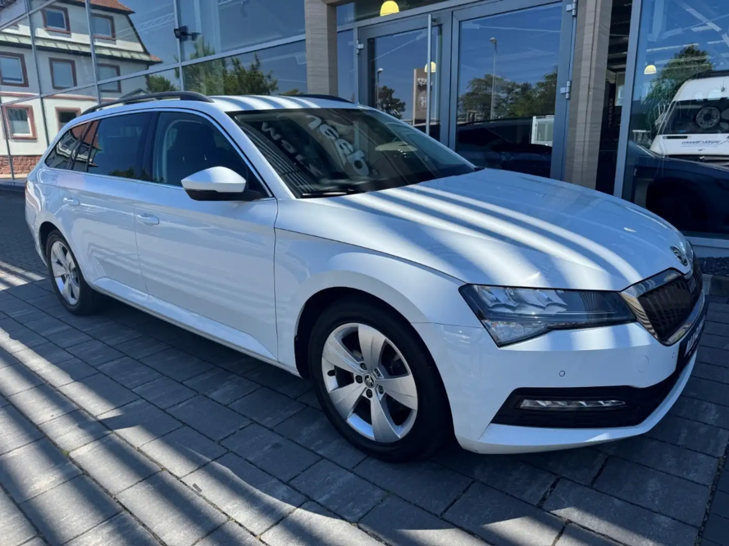 Skoda Superb Combi Ambition 2.0 TDI Navi Digitales Cockpit Sper Weiß - 2