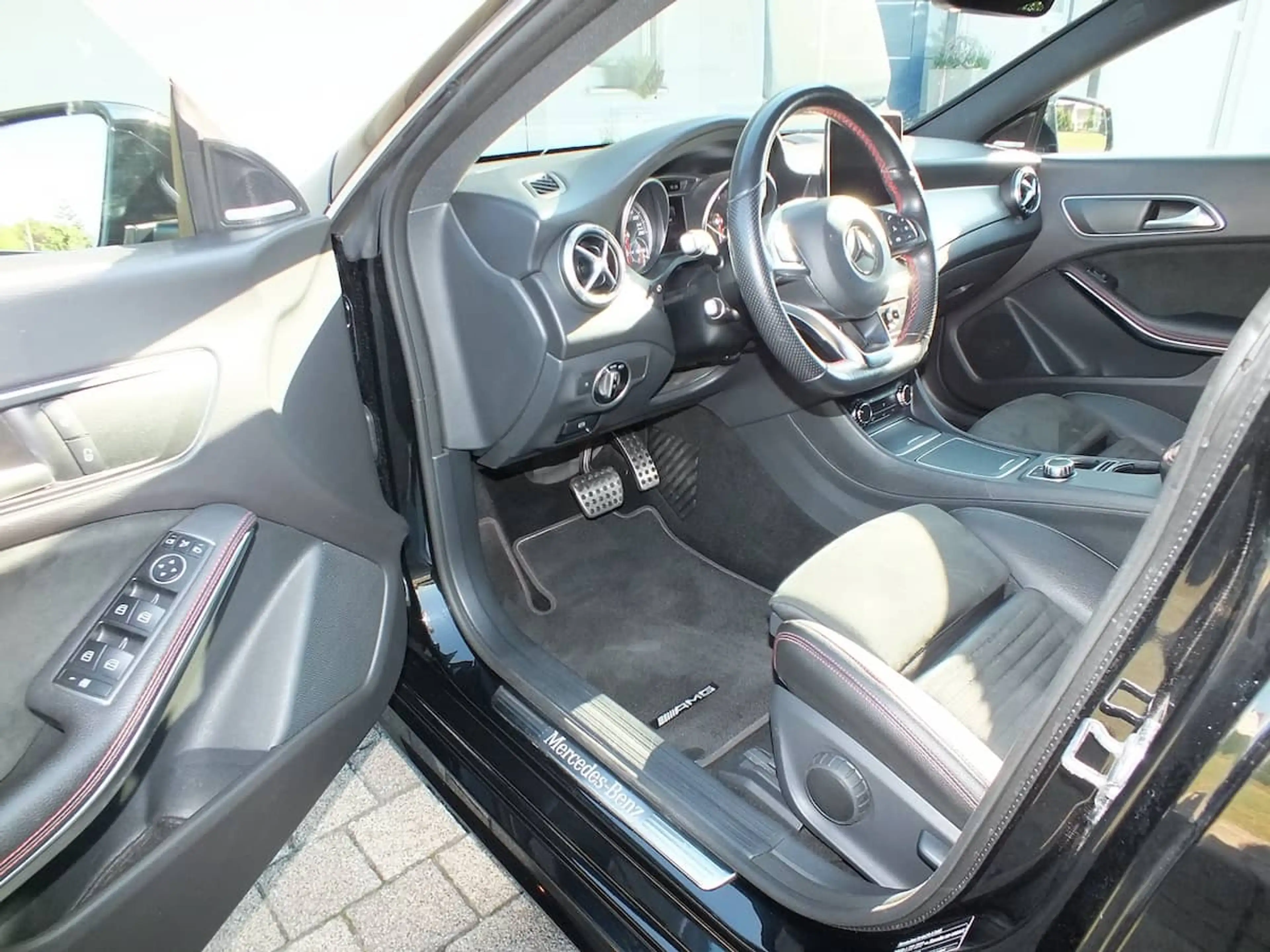 Mercedes-Benz CLA 220 Shooting Brake 4Matic AMG Line - AHK - top gepflegt — photo 6