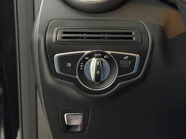 Mercedes-Benz 220 view 22