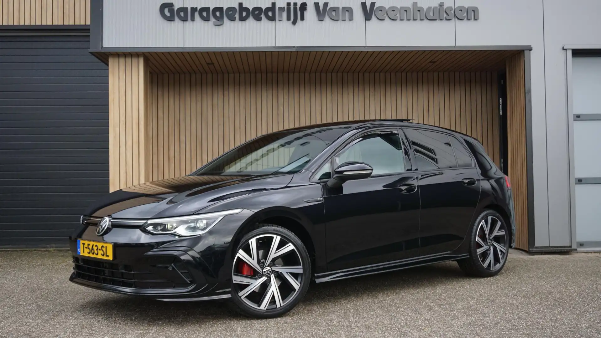 Volkswagen Golf 1.5 eTSI 200pk DSG R-Line Volkswagen Golf 1.5 eTSI Zwart - 1
