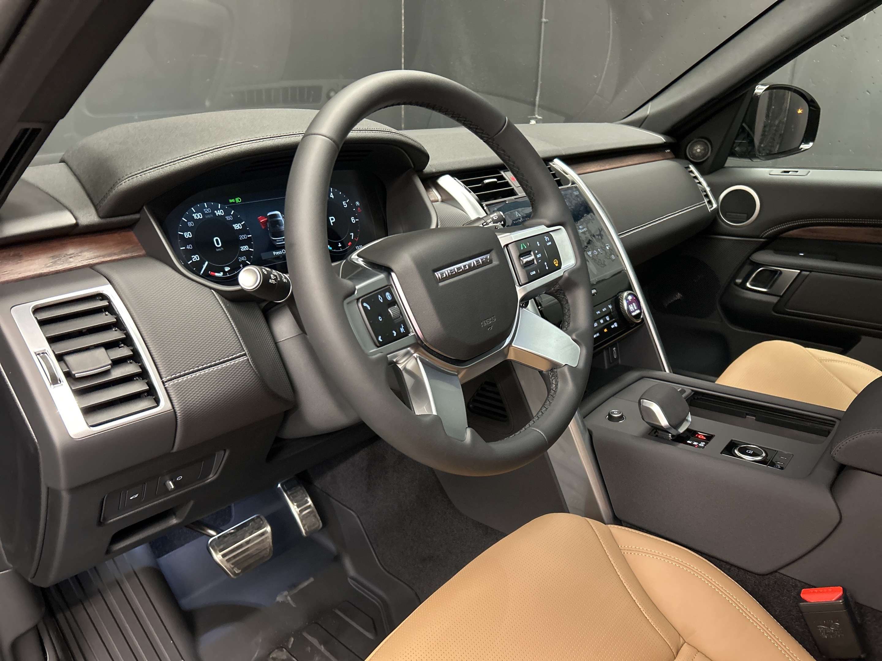 2026 Land Rover Discovery Dynamic SE thumb 8
