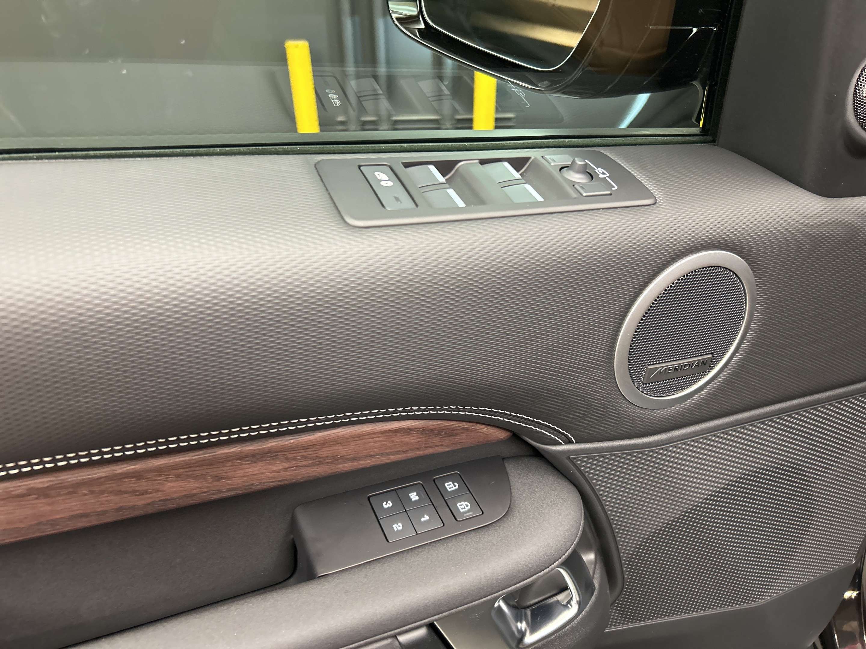 2026 Land Rover Discovery Dynamic SE thumb 10