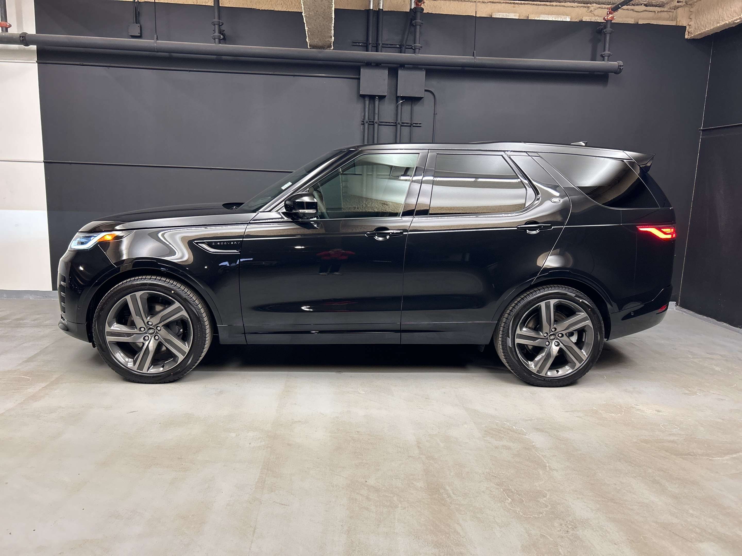 2026 Land Rover Discovery Dynamic SE alt 3