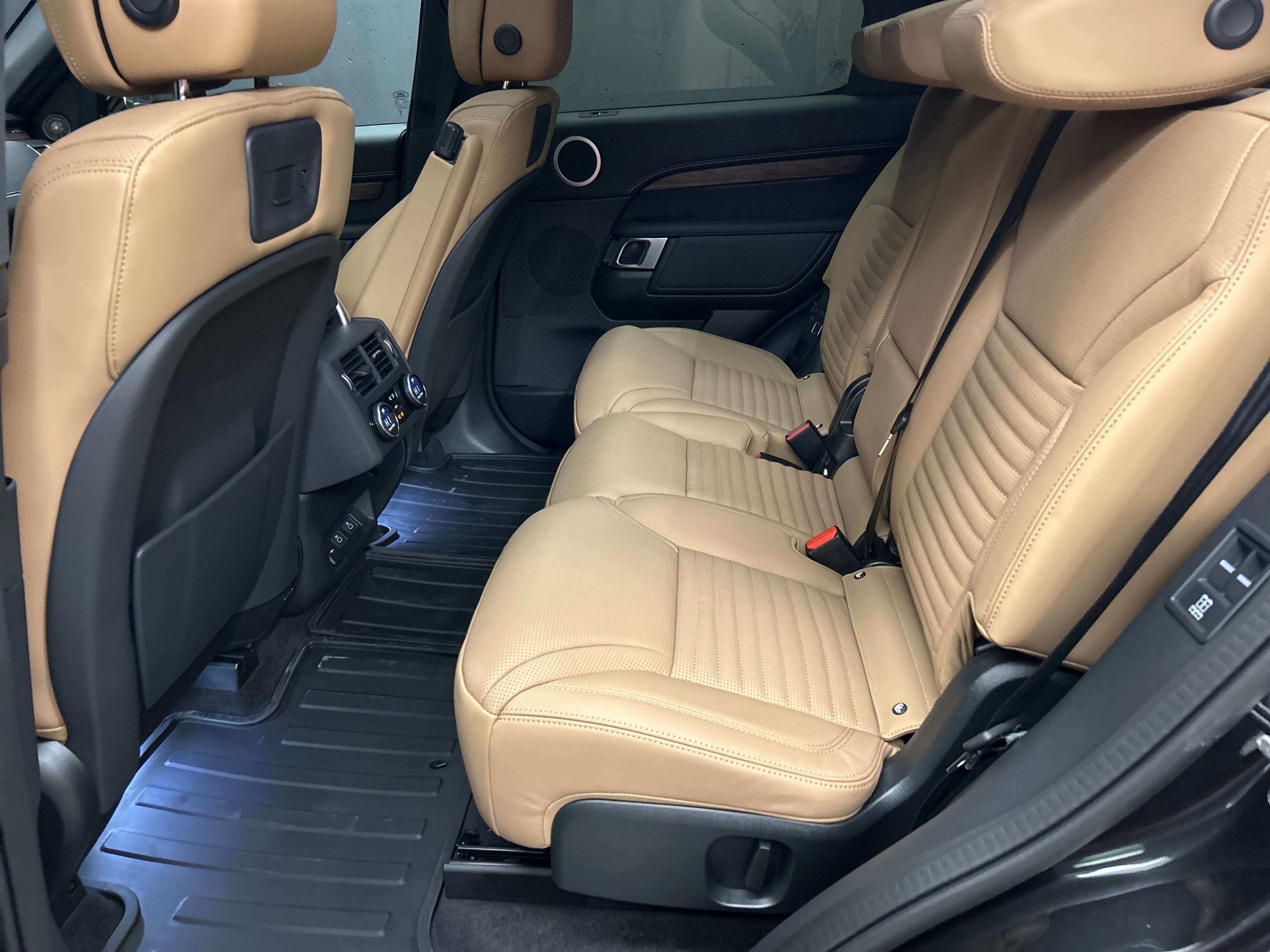 2026 Land Rover Discovery Dynamic SE thumb 12