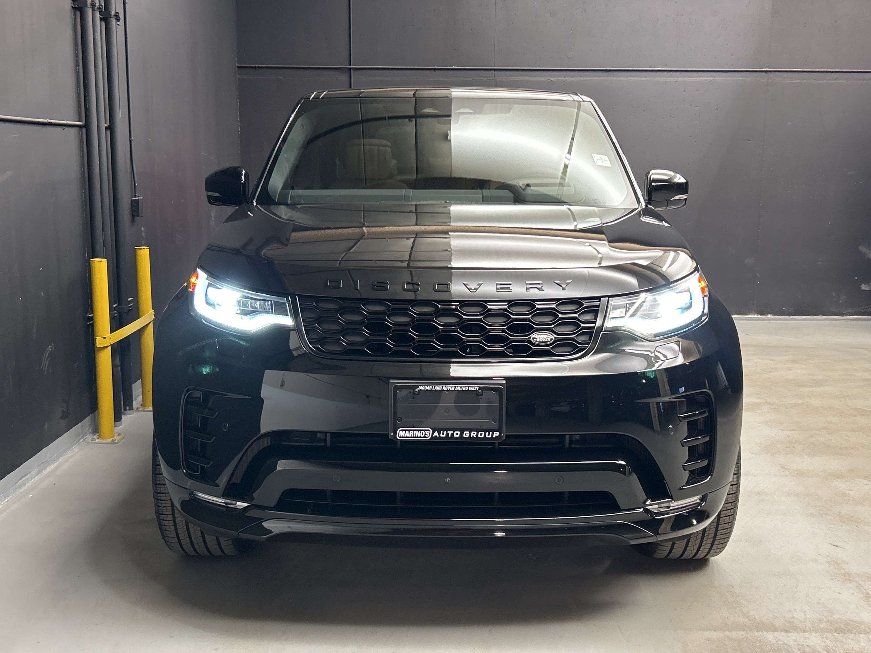 2026 Land Rover Discovery Dynamic SE alt 2