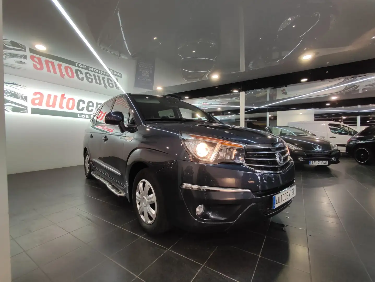 SsangYong Rodius D22T Line Gris - 2