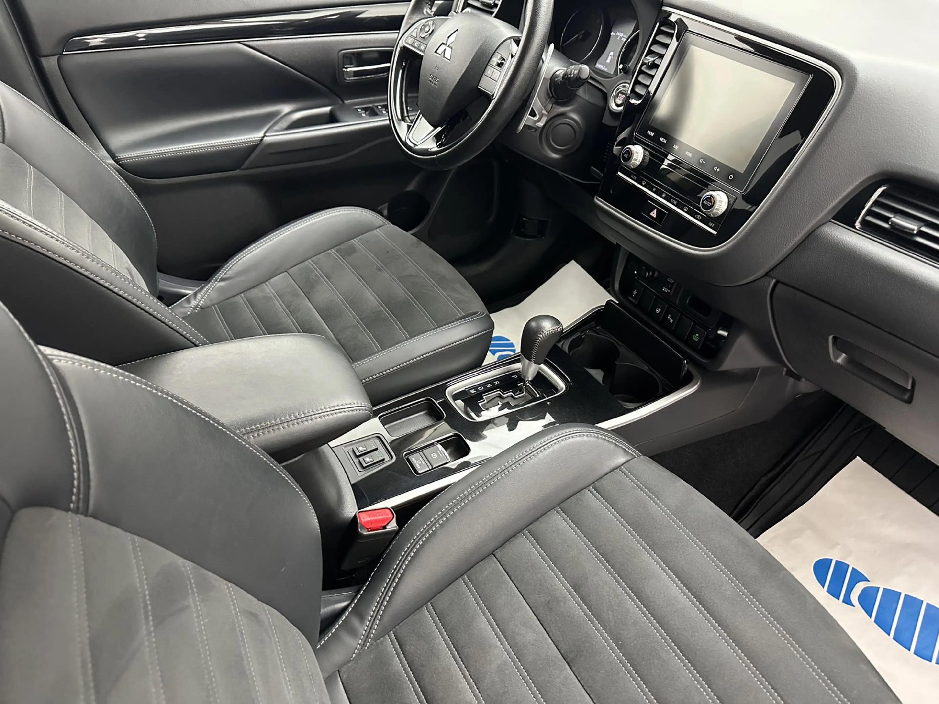 Mitsubishi Outlander Diamant Edition+ 2WD "7 SITZER-1 HAND" — photo 11