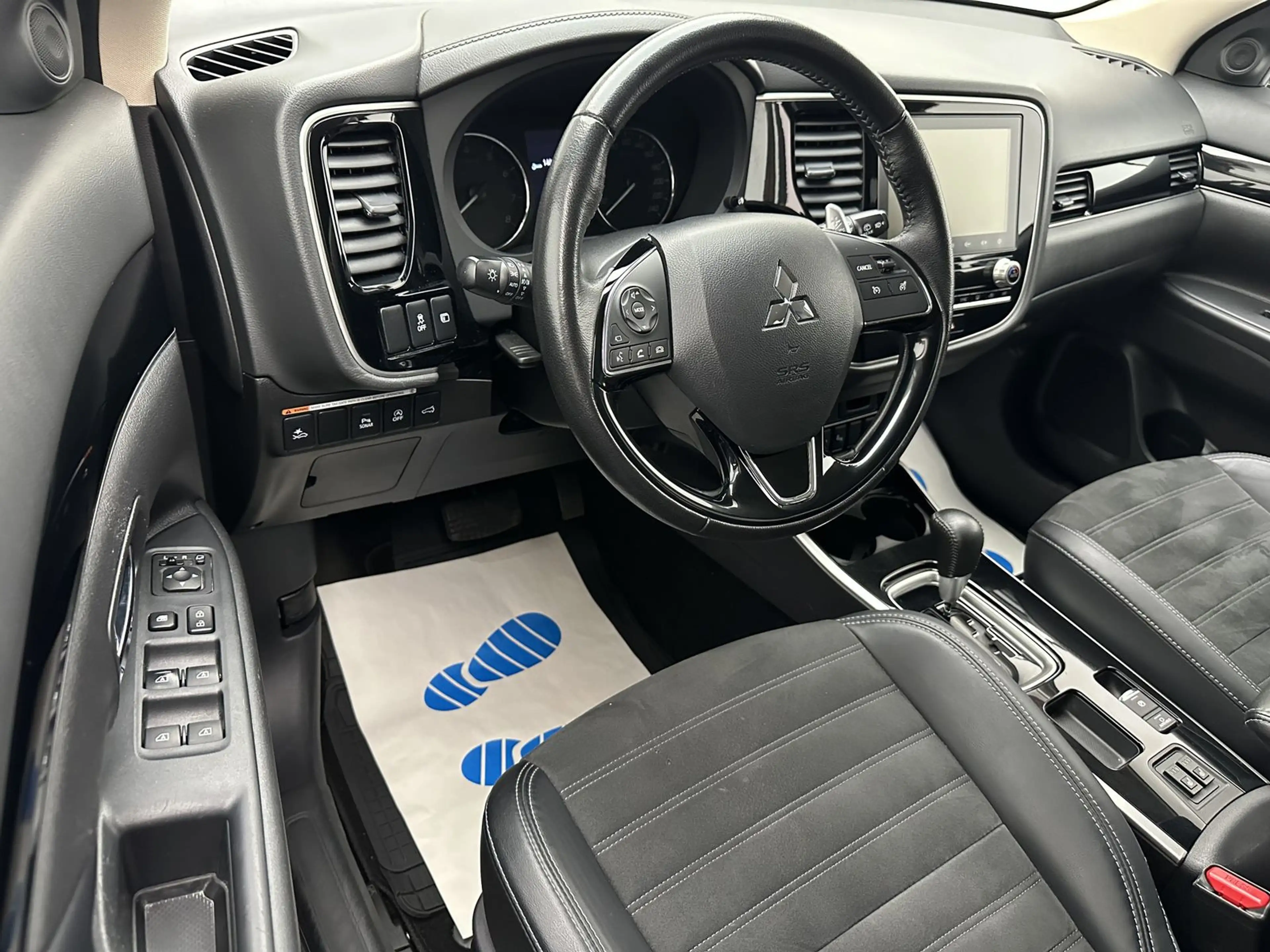 Mitsubishi Outlander Diamant Edition+ 2WD "7 SITZER-1 HAND" — photo 13