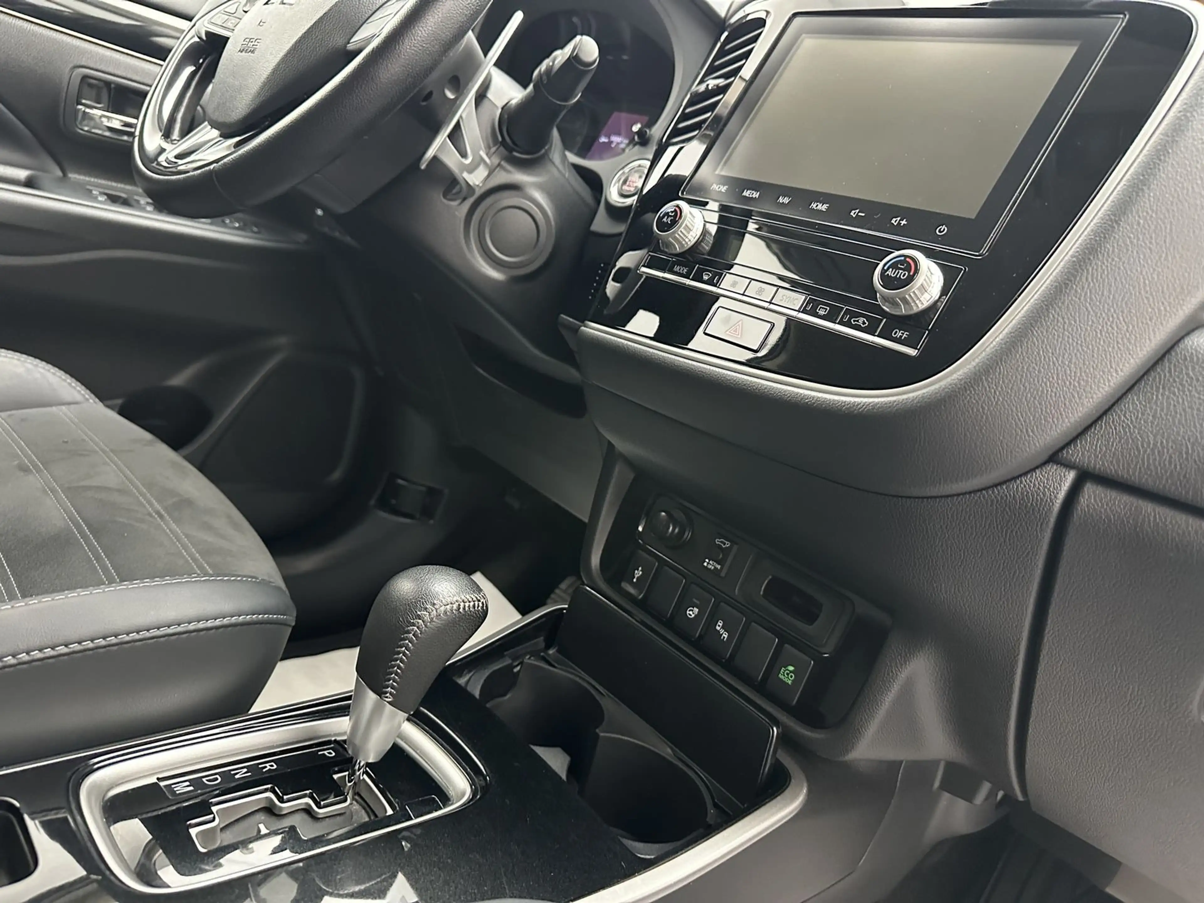 Mitsubishi Outlander Diamant Edition+ 2WD "7 SITZER-1 HAND" — photo 10
