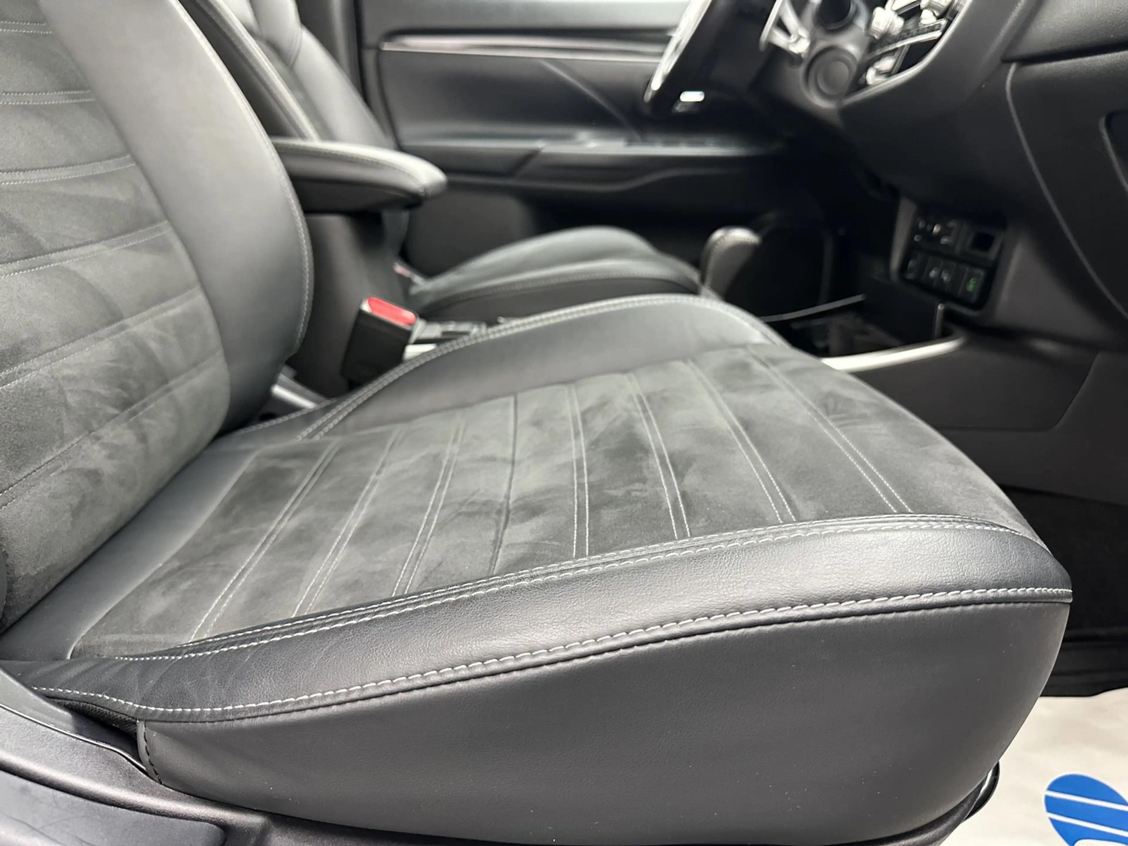 Mitsubishi Outlander Diamant Edition+ 2WD "7 SITZER-1 HAND" — photo 9
