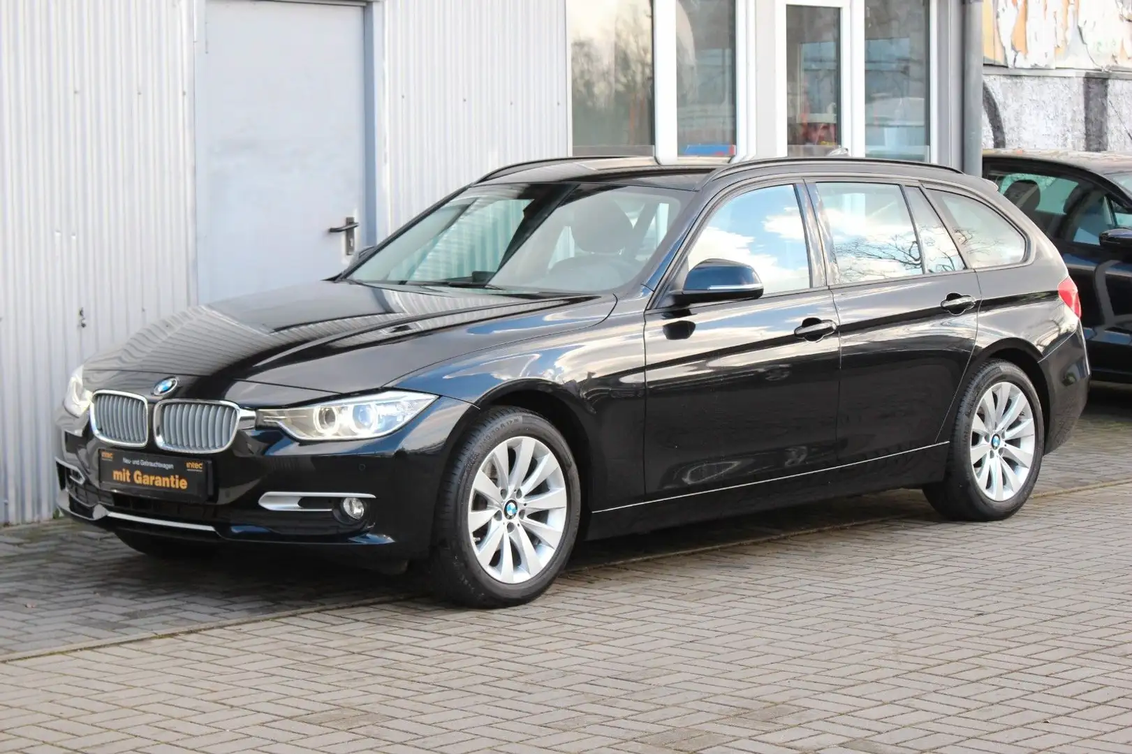 BMW 318 d Touring Automatik Modern Line+Navi+AHK+Xen Schwarz - 1
