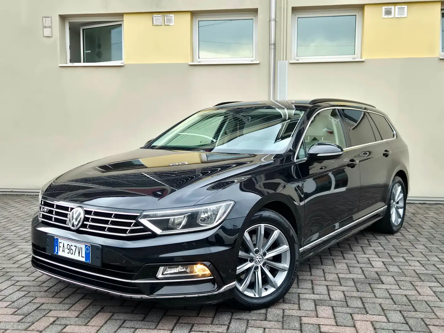 Volkswagen Passat Variant Passat VIII Variant 1.6 tdi Comfortline 120cv dsg Negru - 1