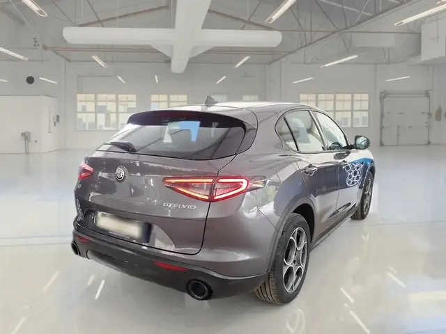 Alfa Romeo Stelvio view 4