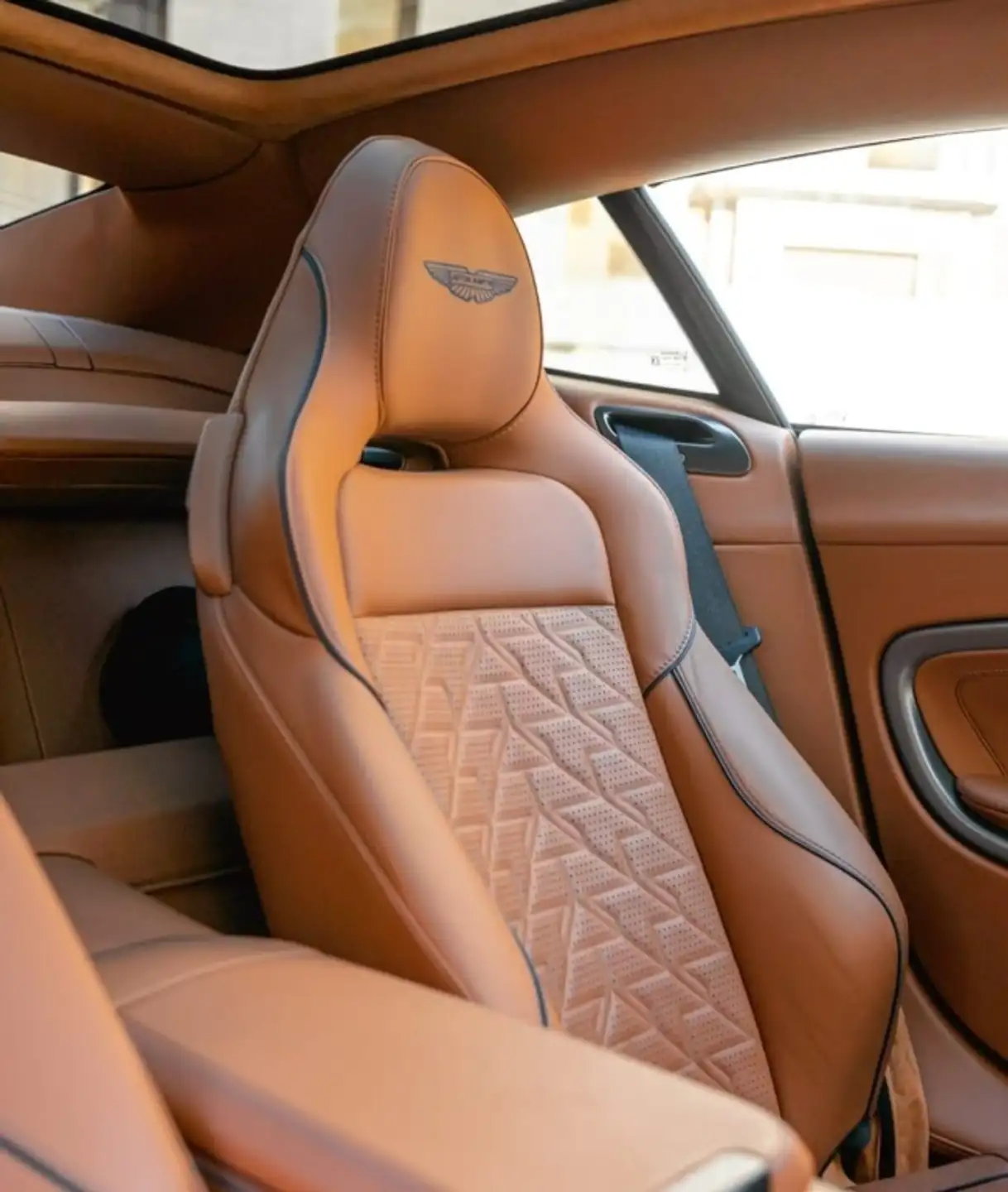 애스턴마틴 뱅퀴시 Coupe 2025 건메탈 사진 3