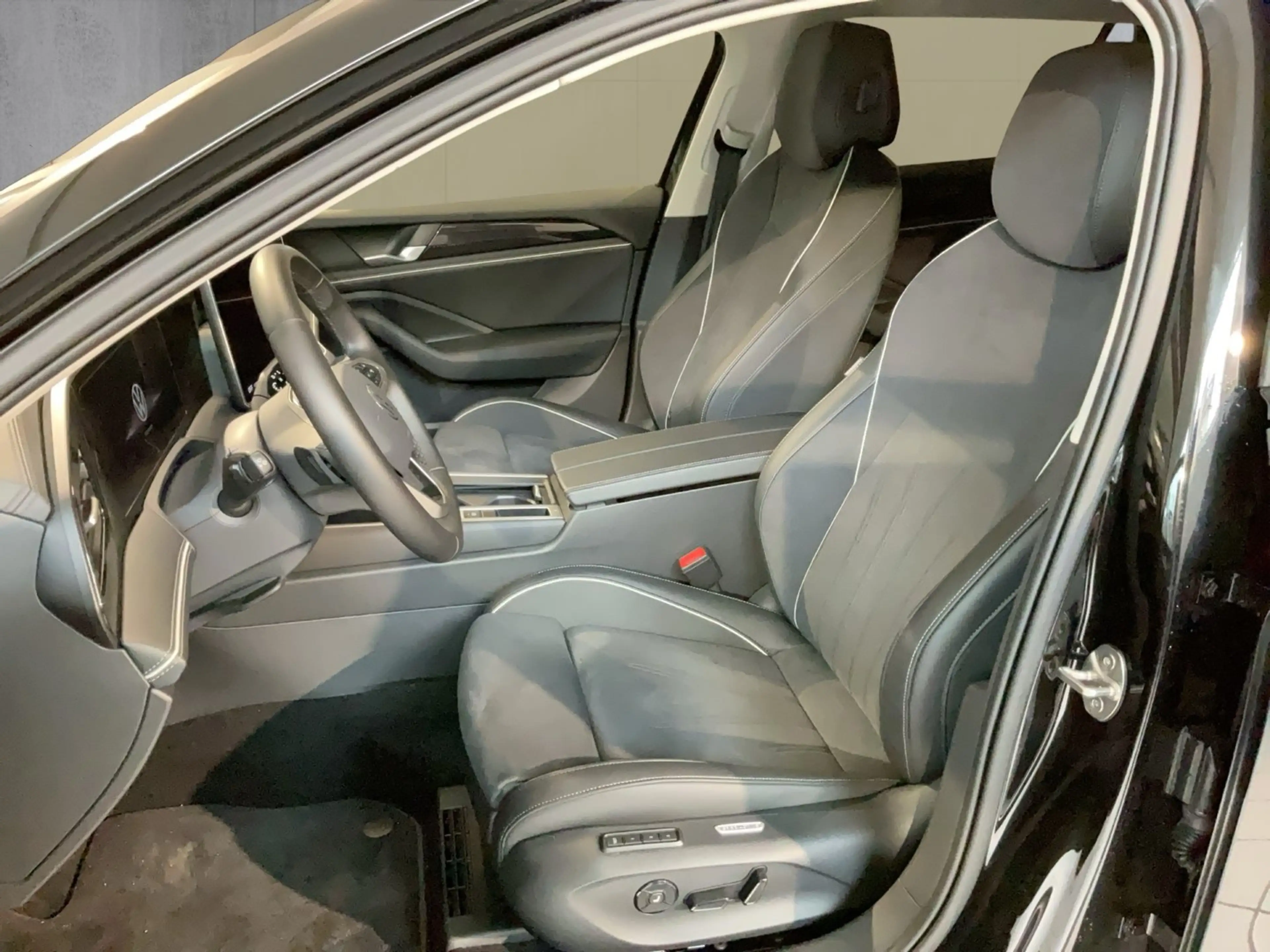 Volkswagen Passat Variant Business eTSI DSG — photo 9