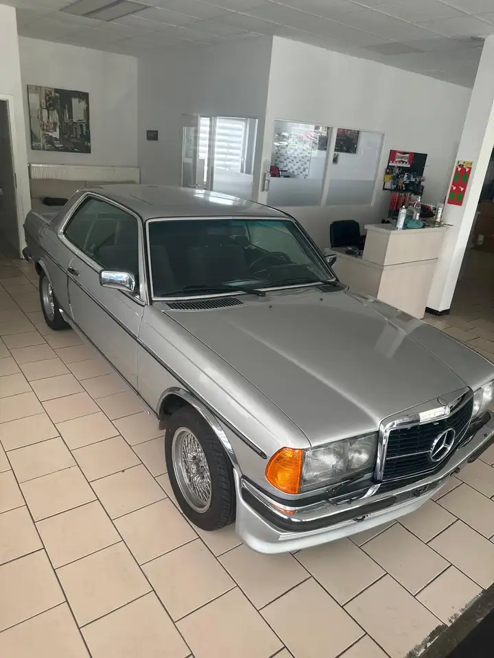 Mercedes-Benz 280, foto 2