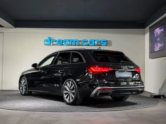 Audi A4 Avant view 3