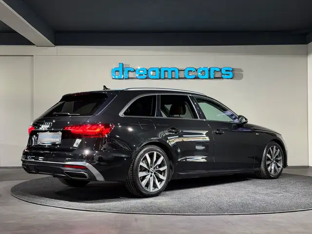 Audi A4 Avant view 2