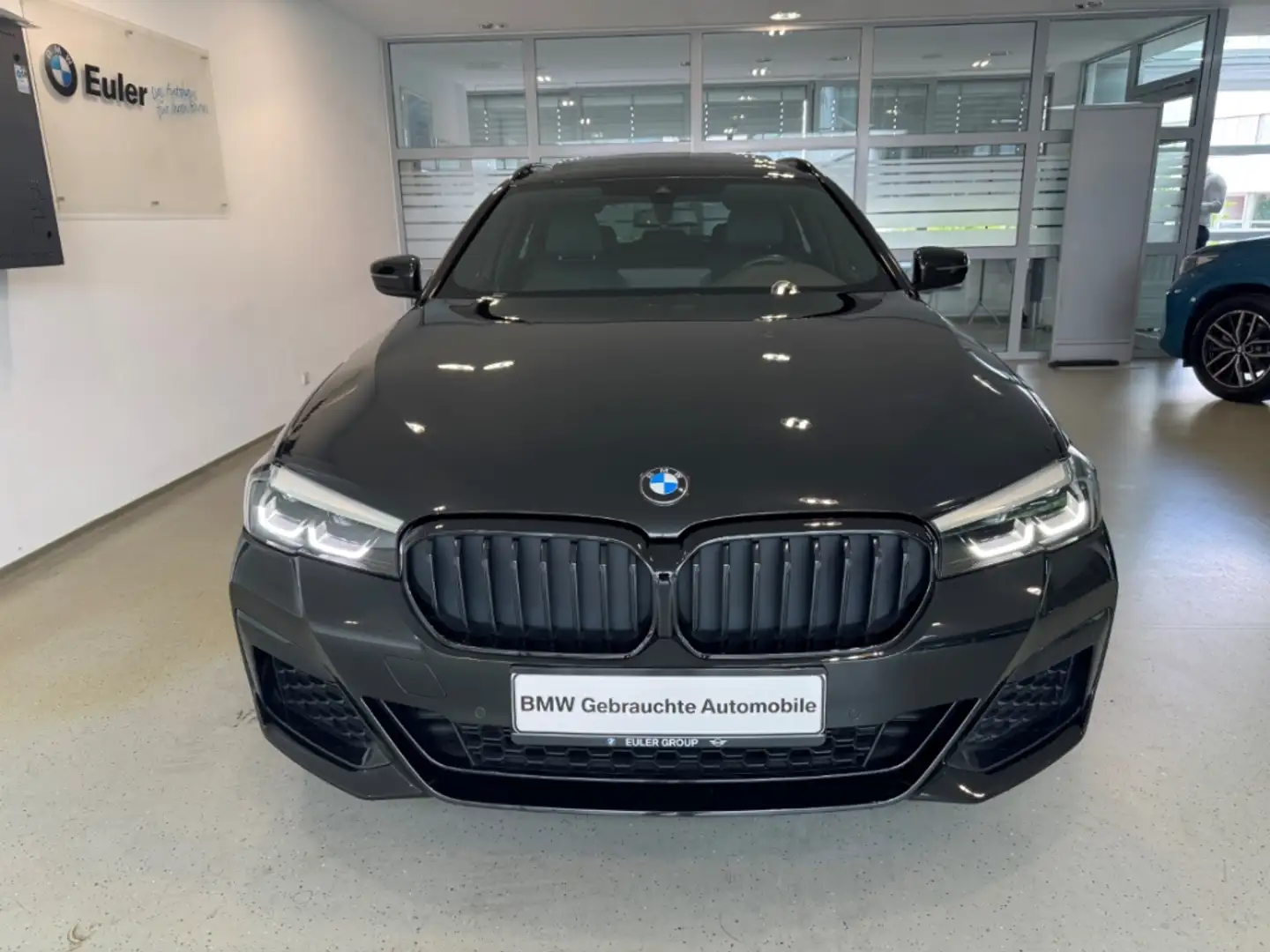 BMW 530 d Touring M Sportpaket StandHZG Pano Navi Leder HK Schwarz - 2