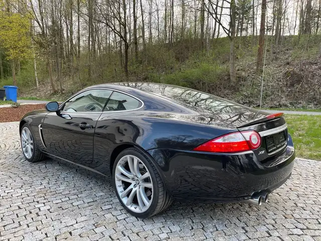 Jaguar XKR view 9