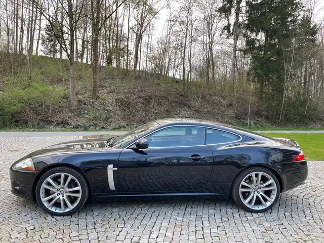 Jaguar XKR view 10