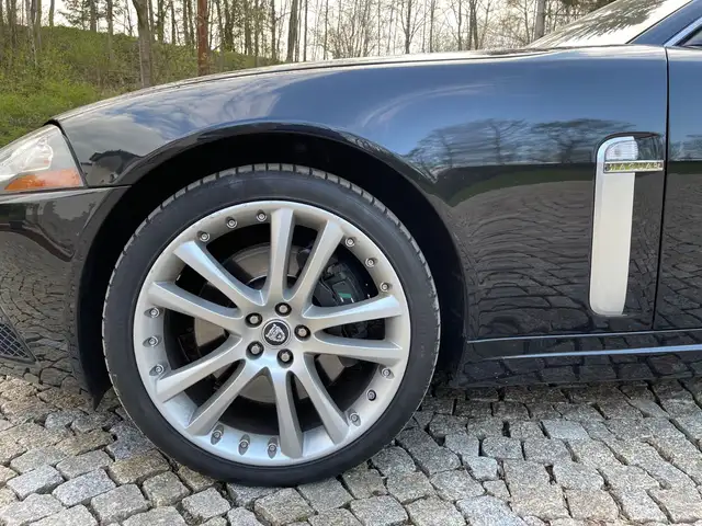 Jaguar XKR view 11