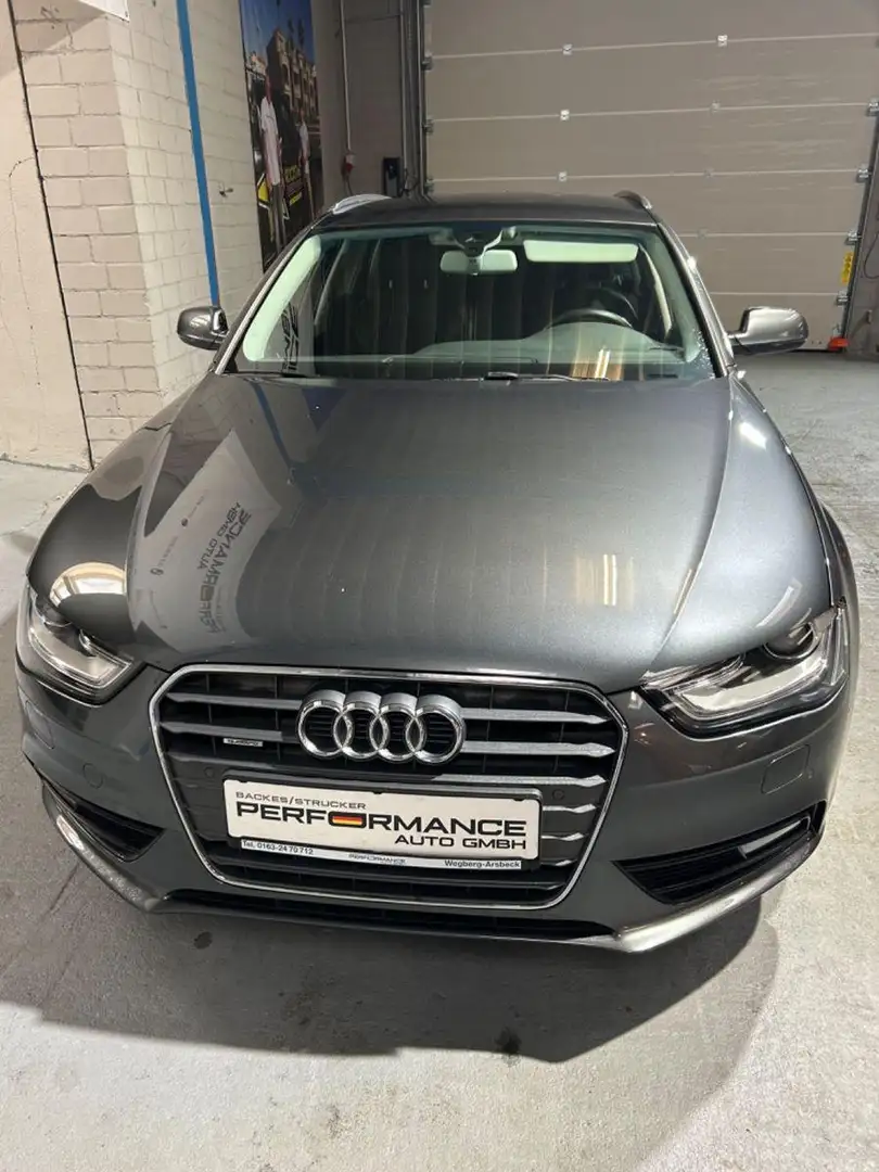Audi A4 quattro Automatik AHK Navi Xenon DAB ab 149€. Gris - 2