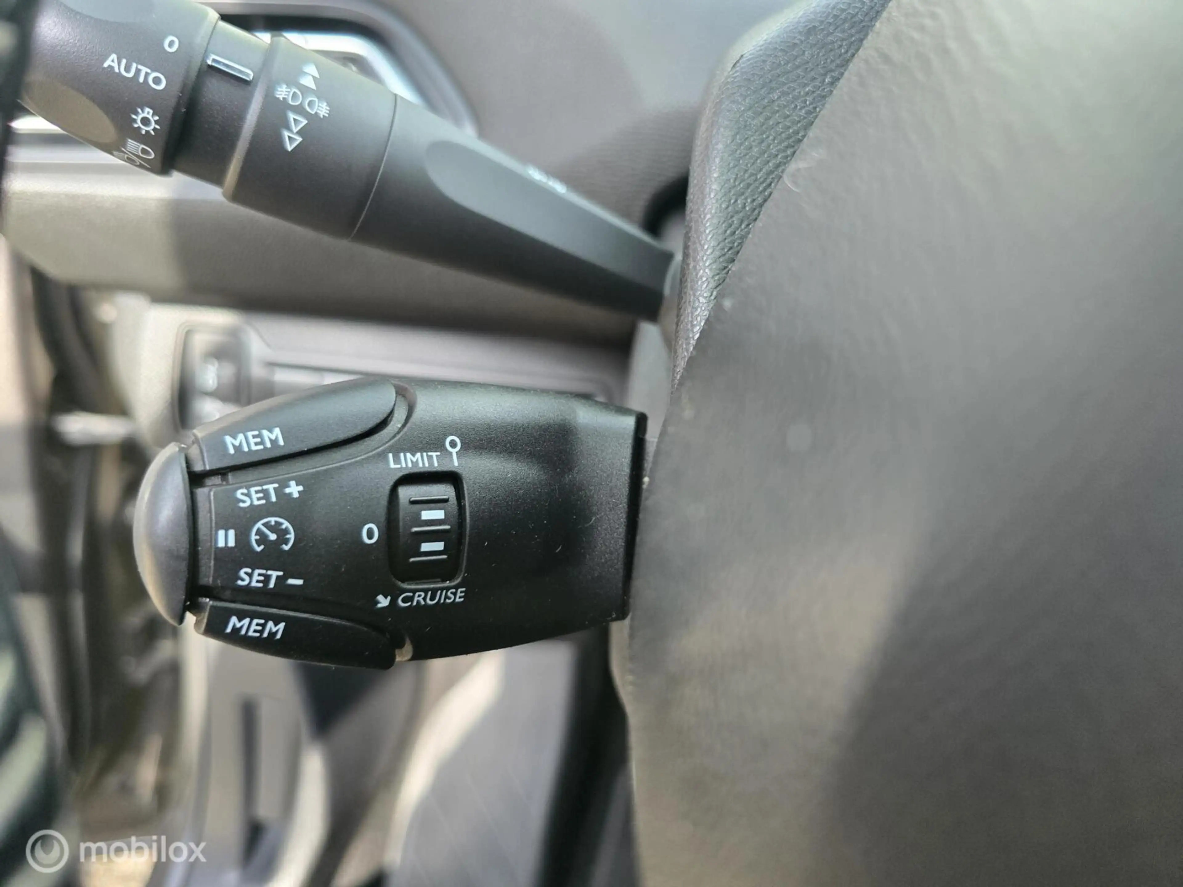 Peugeot 308 SW 1.2 PureTech Blue Lease Executive — photo 19