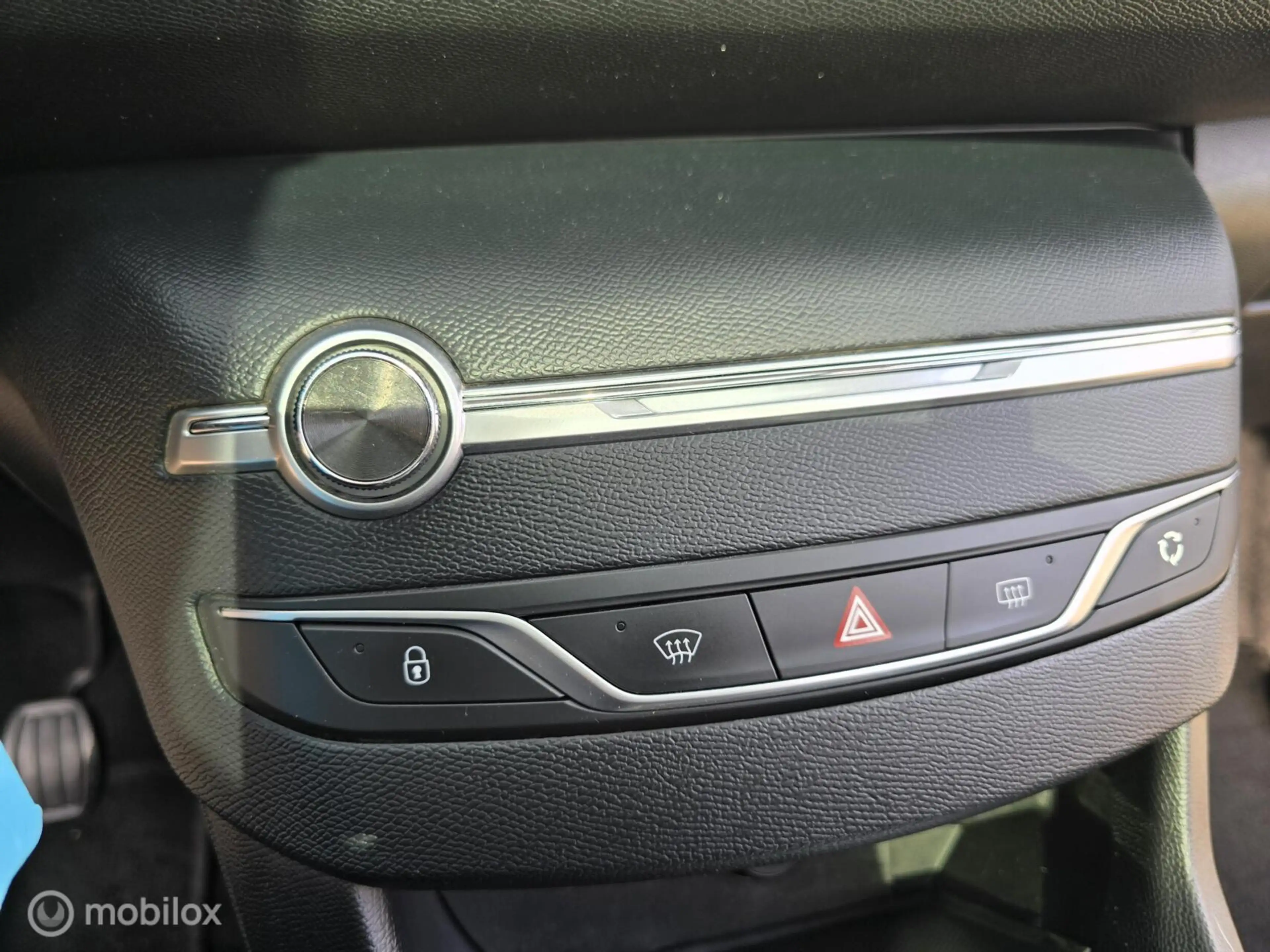 Peugeot 308 SW 1.2 PureTech Blue Lease Executive — photo 25