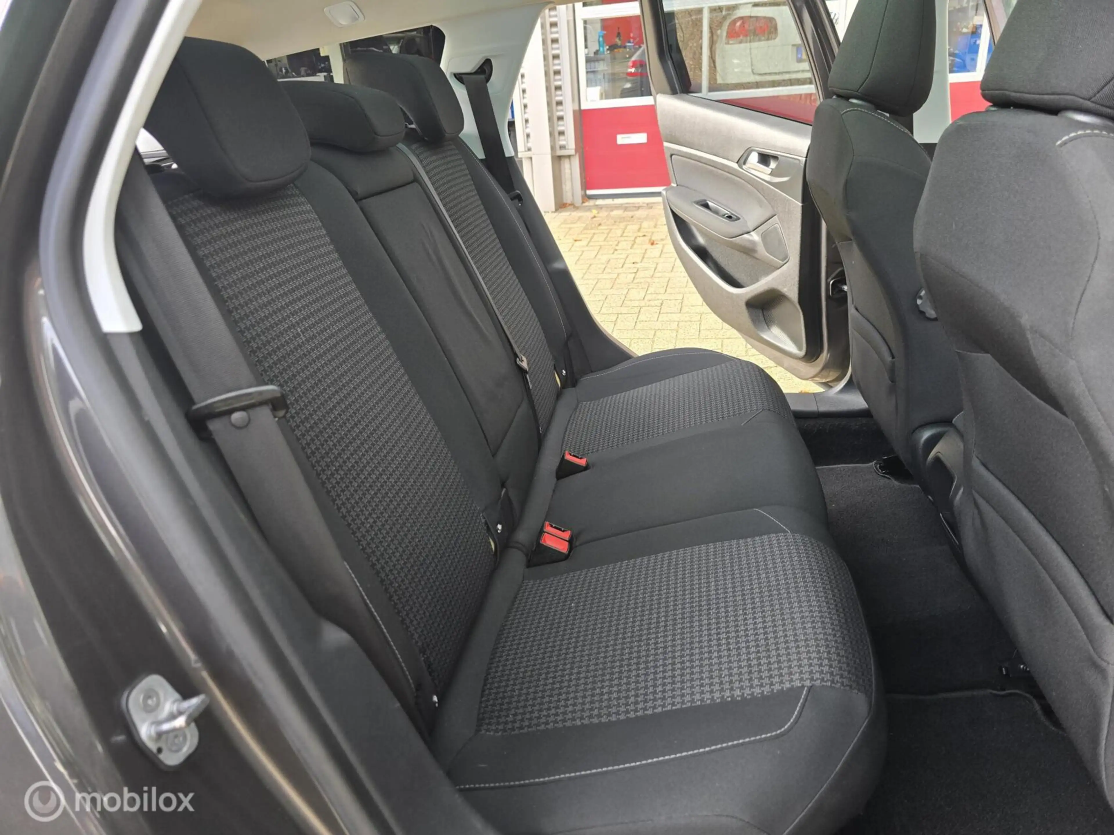 Peugeot 308 SW 1.2 PureTech Blue Lease Executive — photo 31