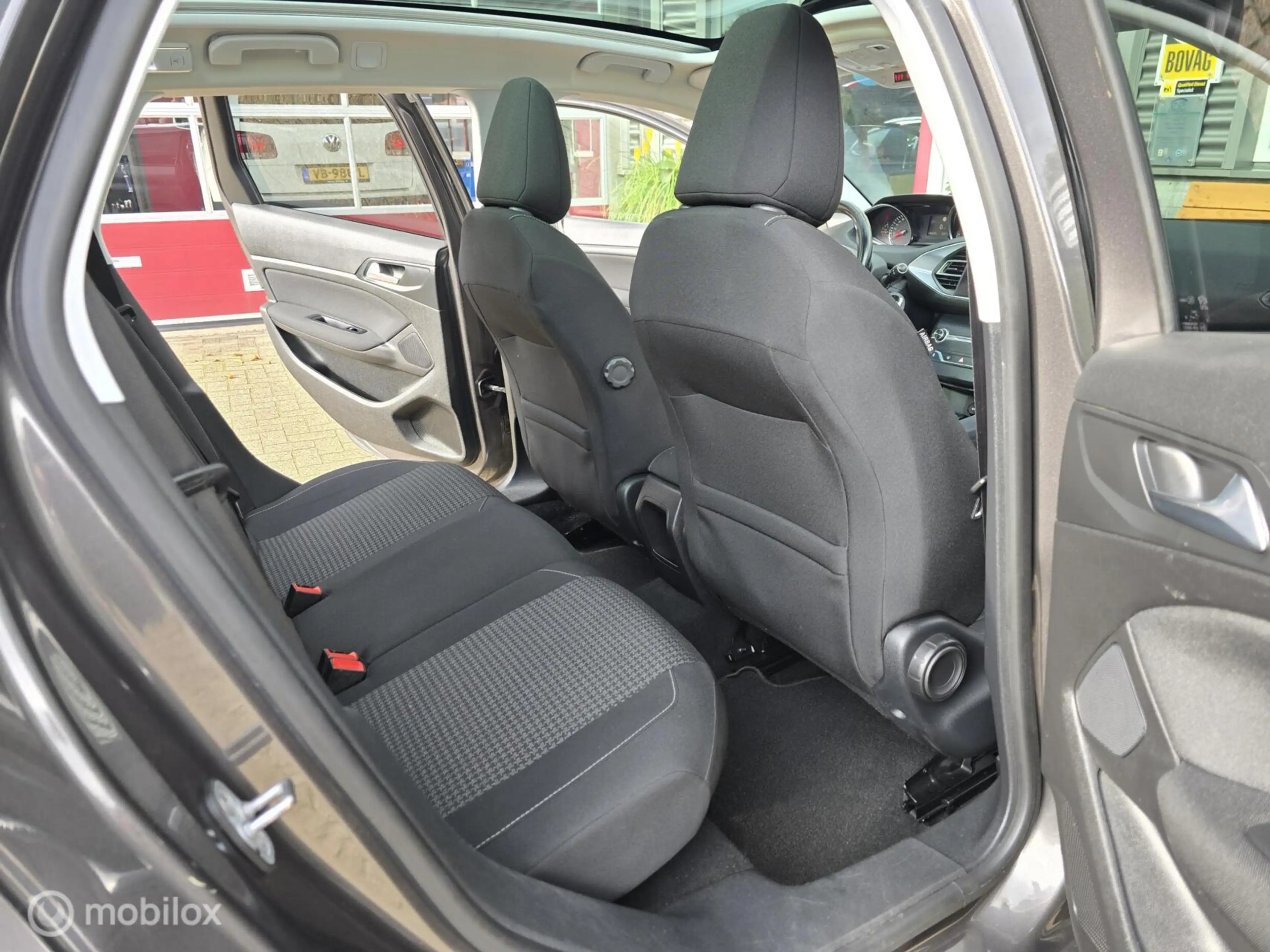 Peugeot 308 SW 1.2 PureTech Blue Lease Executive — photo 32