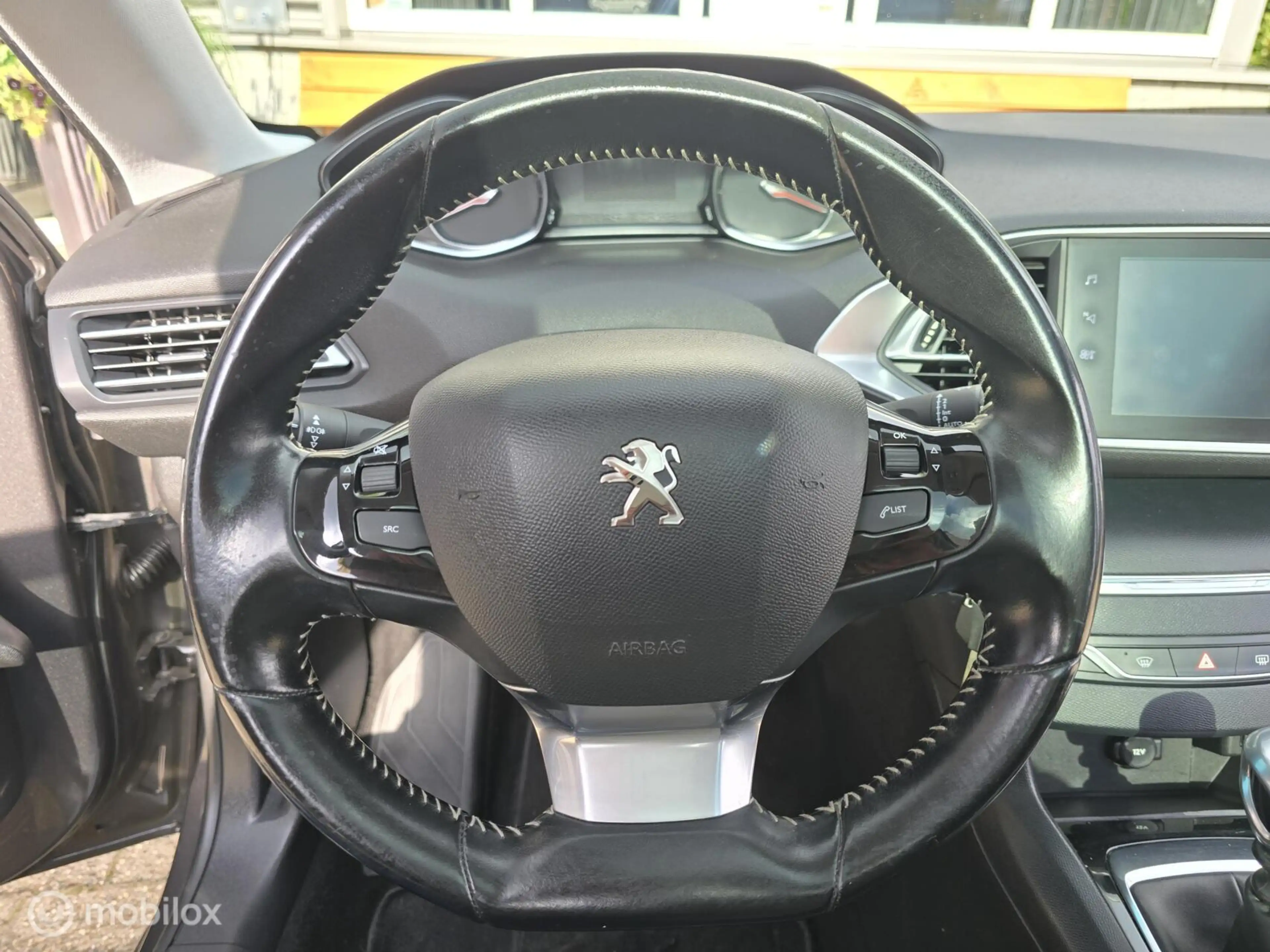 Peugeot 308 SW 1.2 PureTech Blue Lease Executive — photo 17