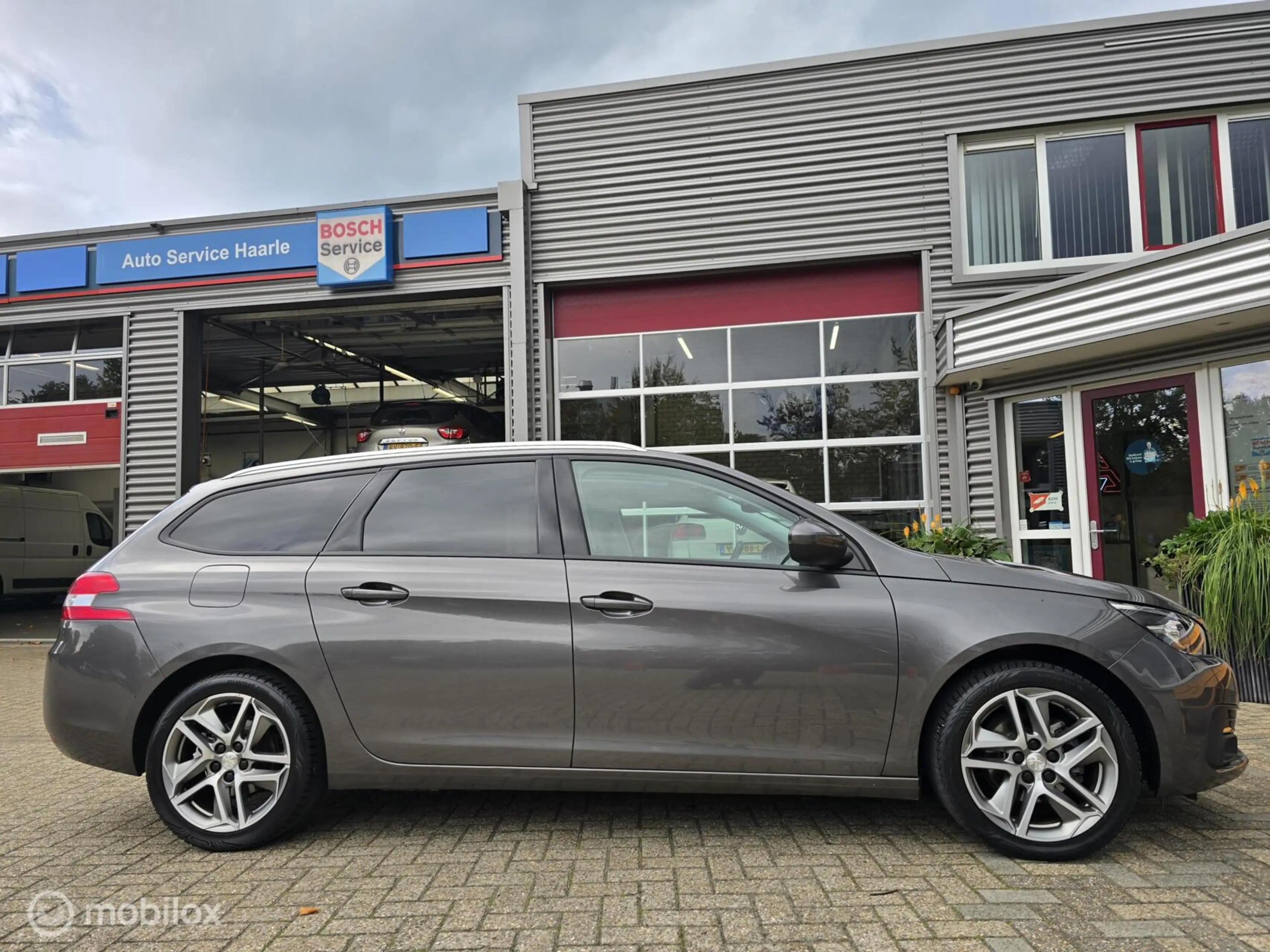 Peugeot 308 SW 1.2 PureTech Blue Lease Executive — photo 12