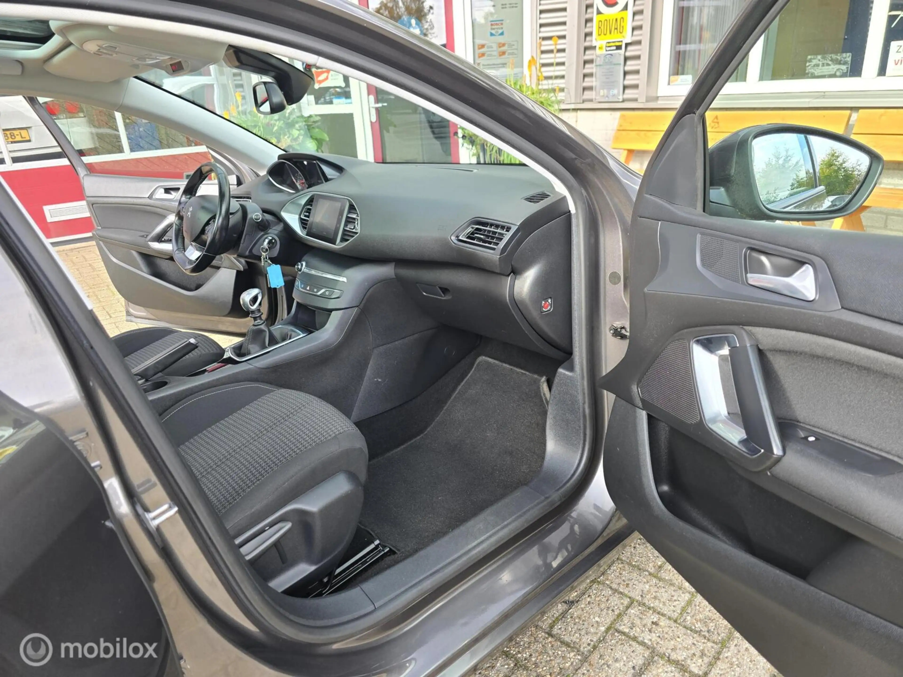 Peugeot 308 SW 1.2 PureTech Blue Lease Executive — photo 34