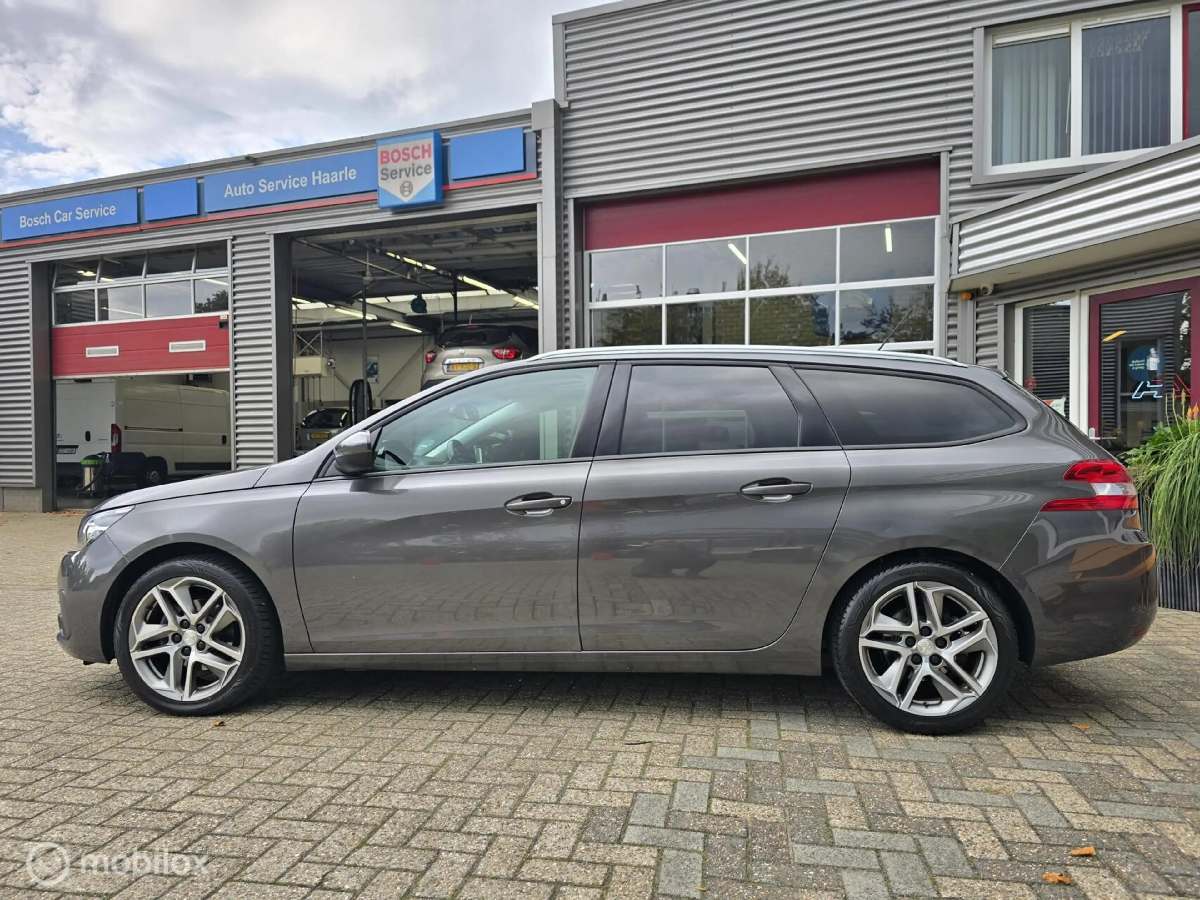 Peugeot 308 SW 1.2 PureTech Blue Lease Executive — photo 9