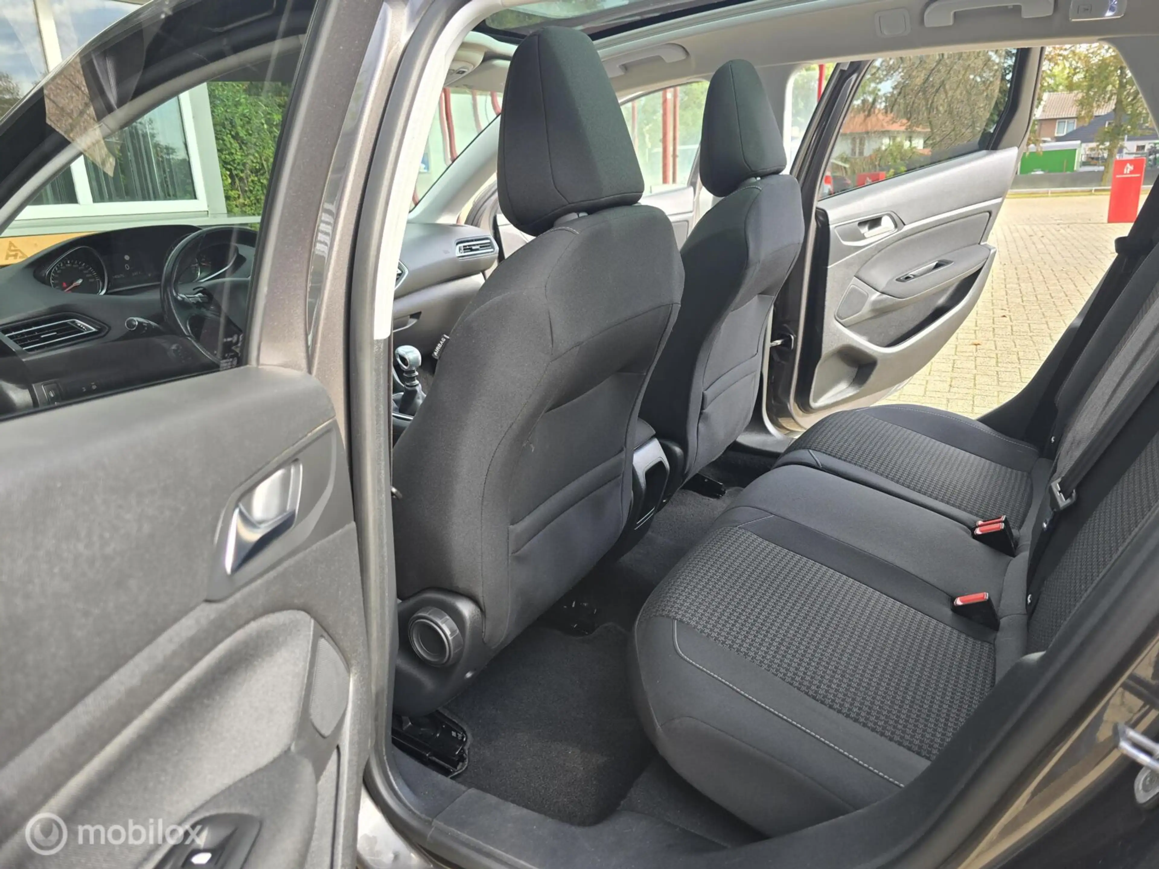 Peugeot 308 SW 1.2 PureTech Blue Lease Executive — photo 29