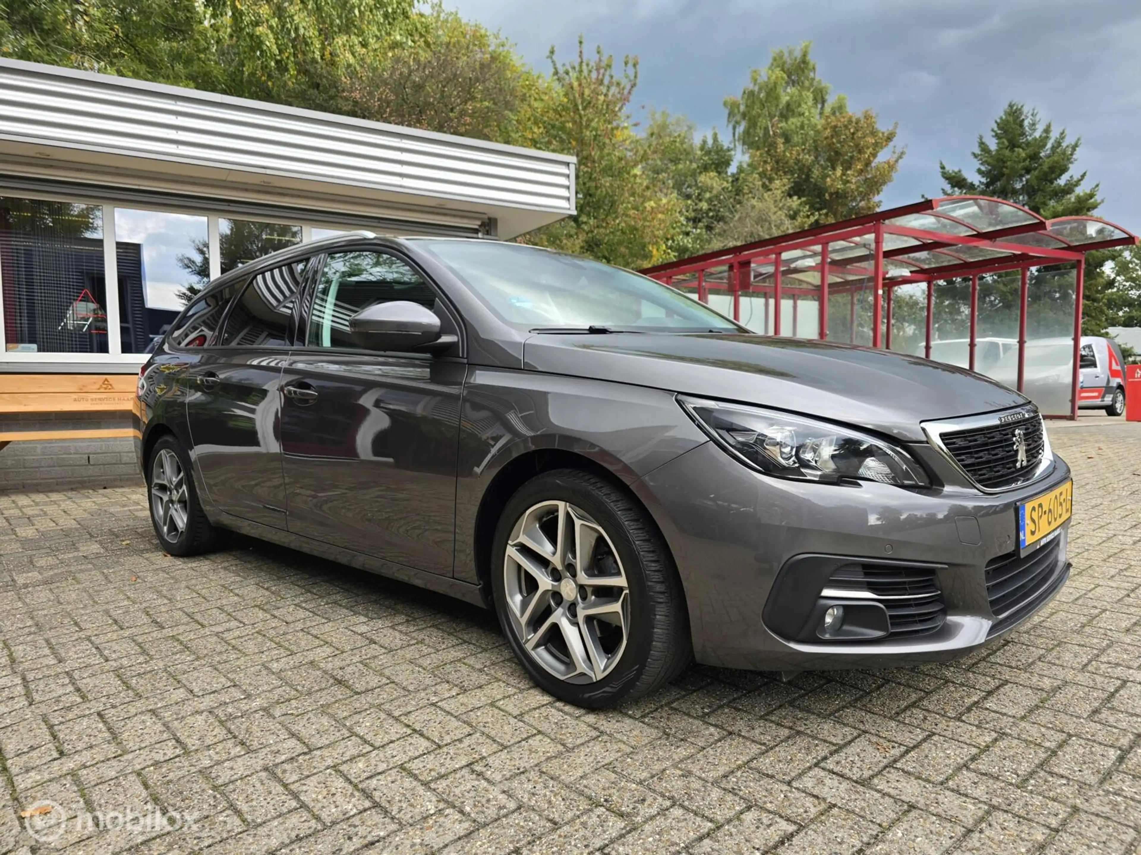 Peugeot 308 SW 1.2 PureTech Blue Lease Executive — photo 13