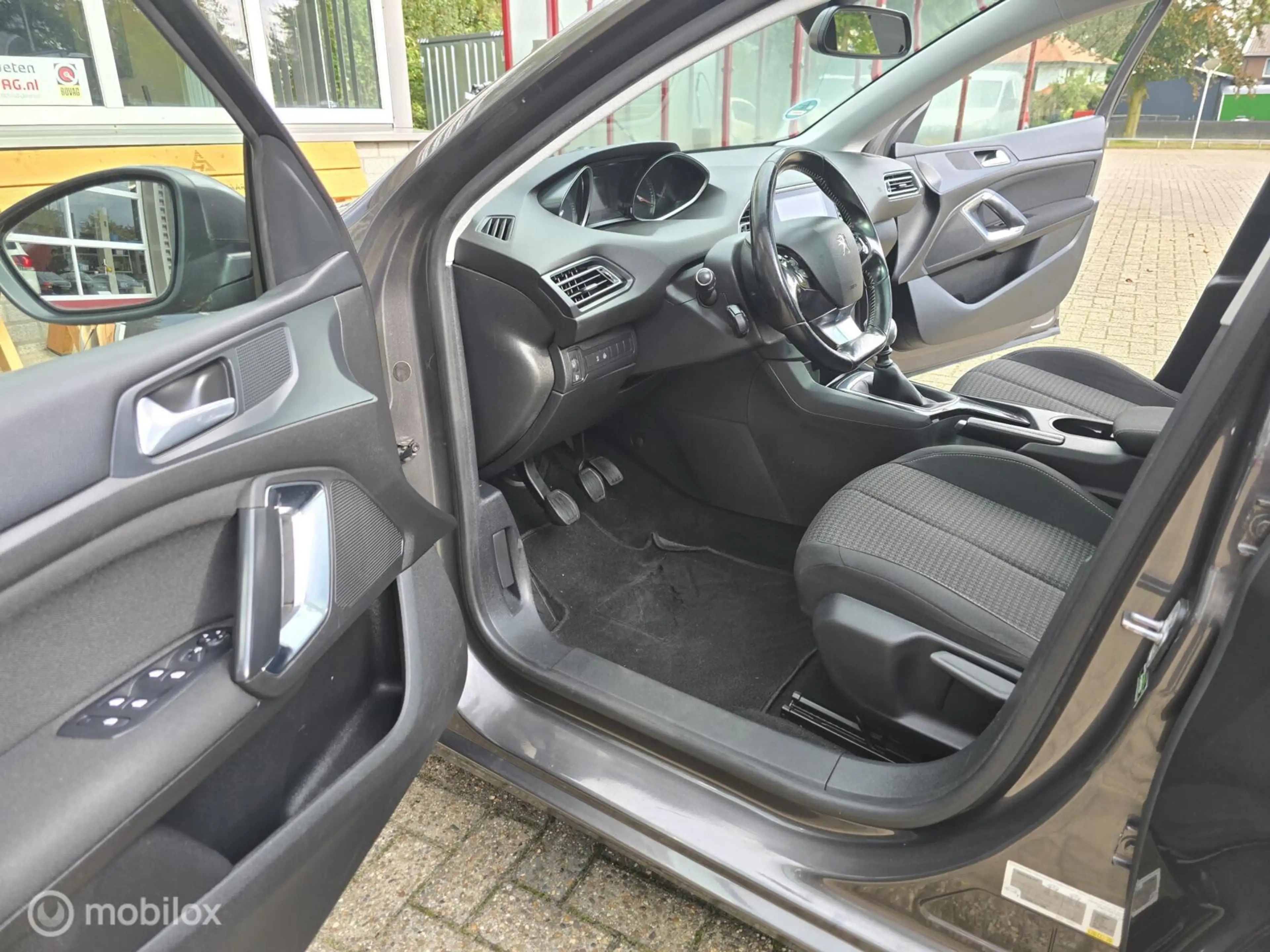 Peugeot 308 SW 1.2 PureTech Blue Lease Executive — photo 28