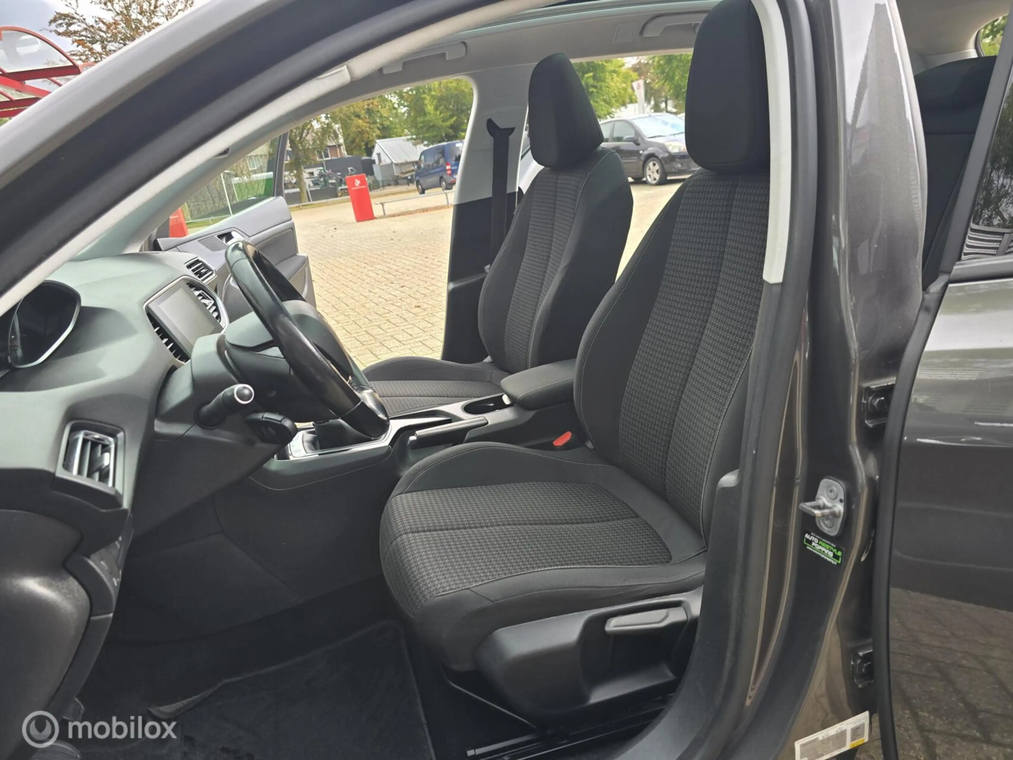 Peugeot 308 SW 1.2 PureTech Blue Lease Executive — photo 5