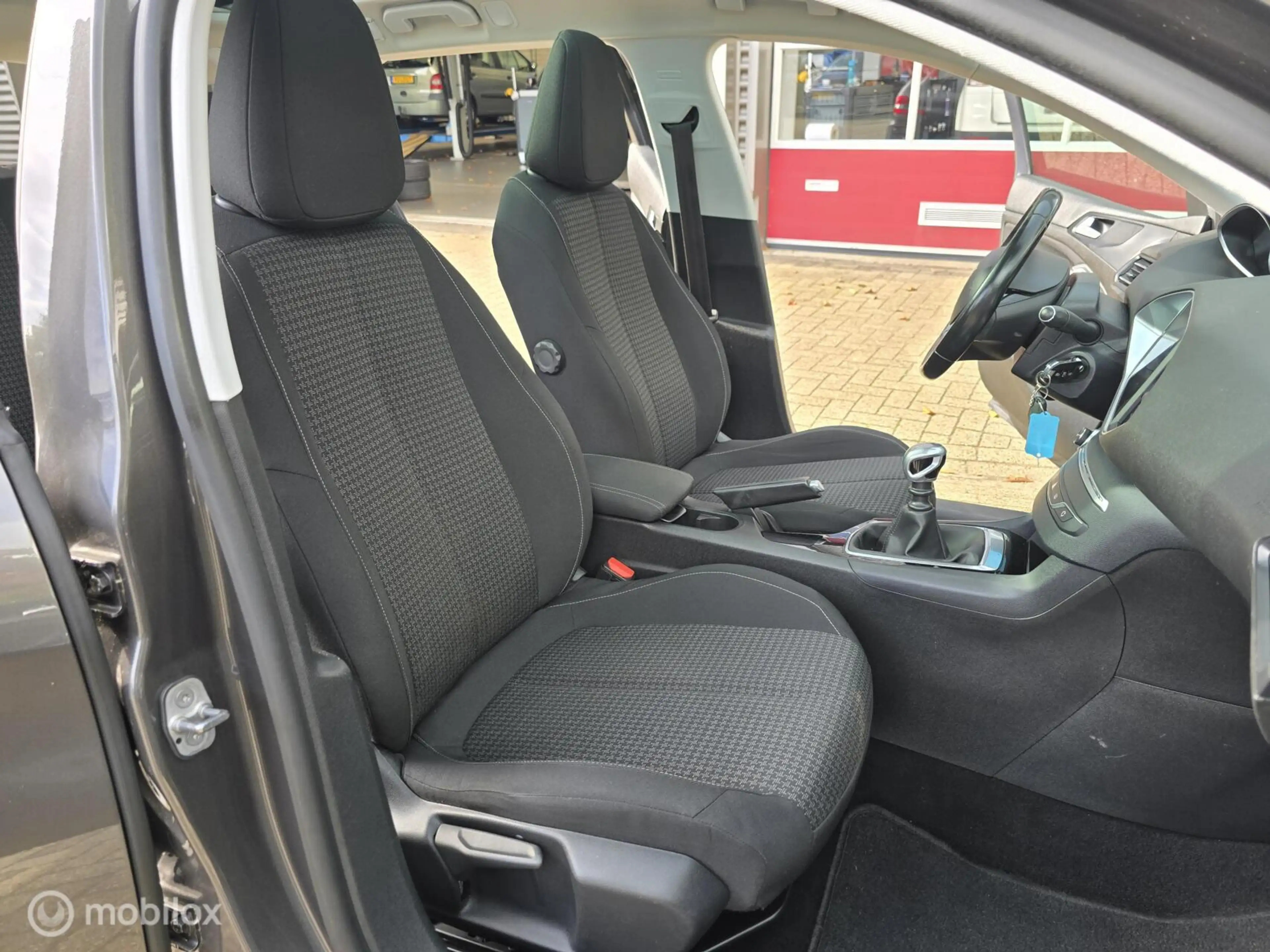 Peugeot 308 SW 1.2 PureTech Blue Lease Executive — photo 33