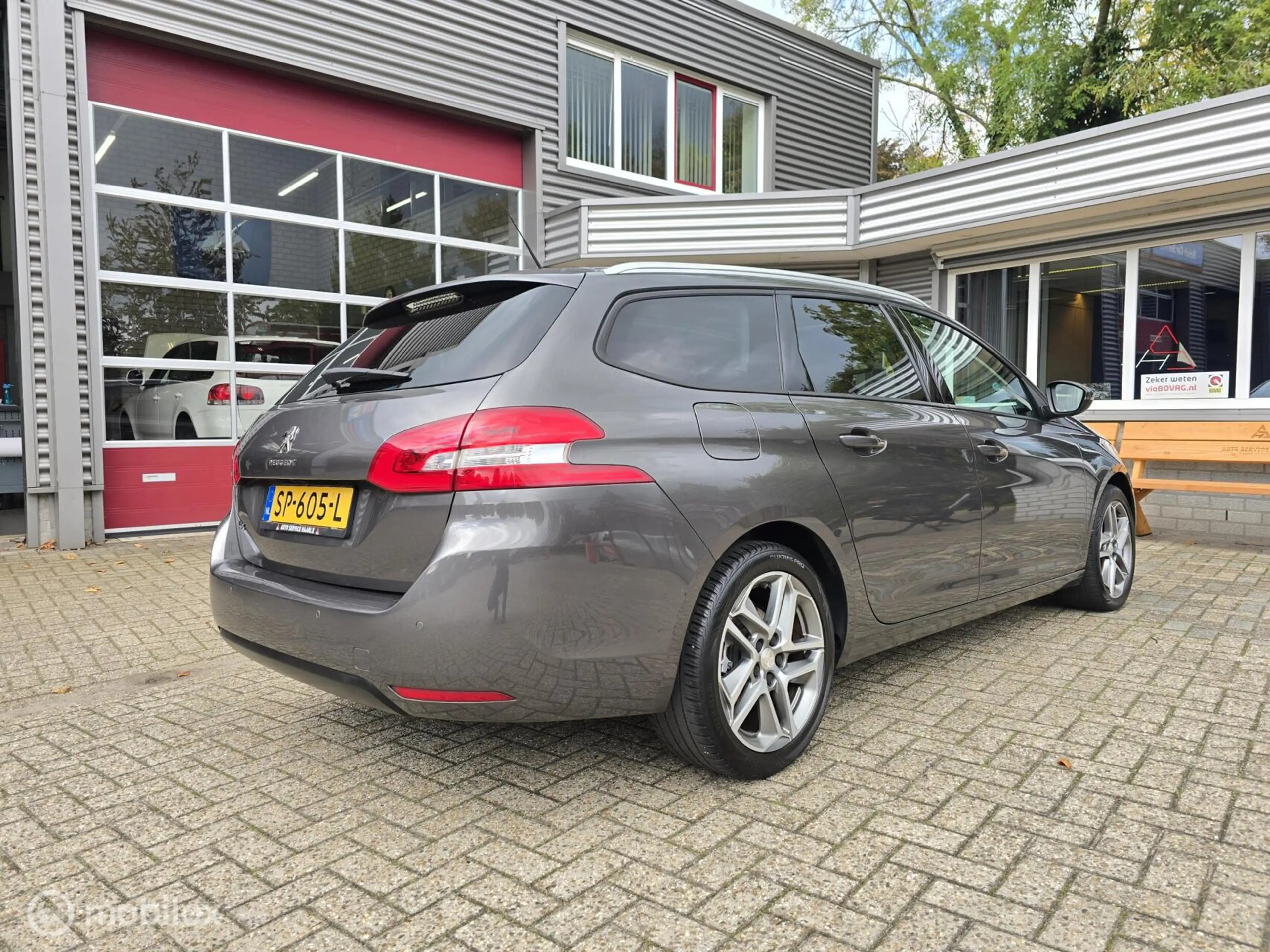 Peugeot 308 SW 1.2 PureTech Blue Lease Executive — photo 2