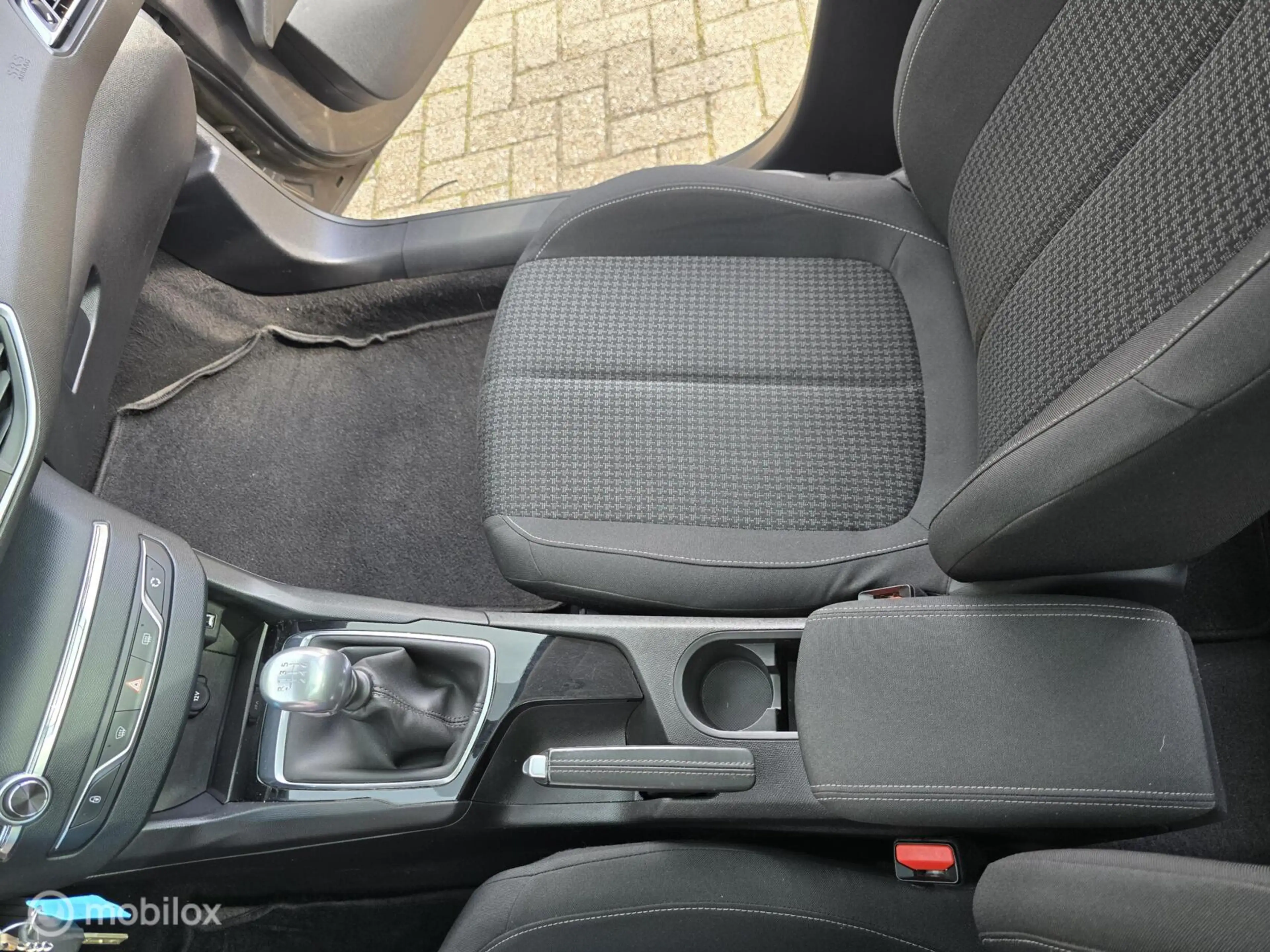 Peugeot 308 SW 1.2 PureTech Blue Lease Executive — photo 27